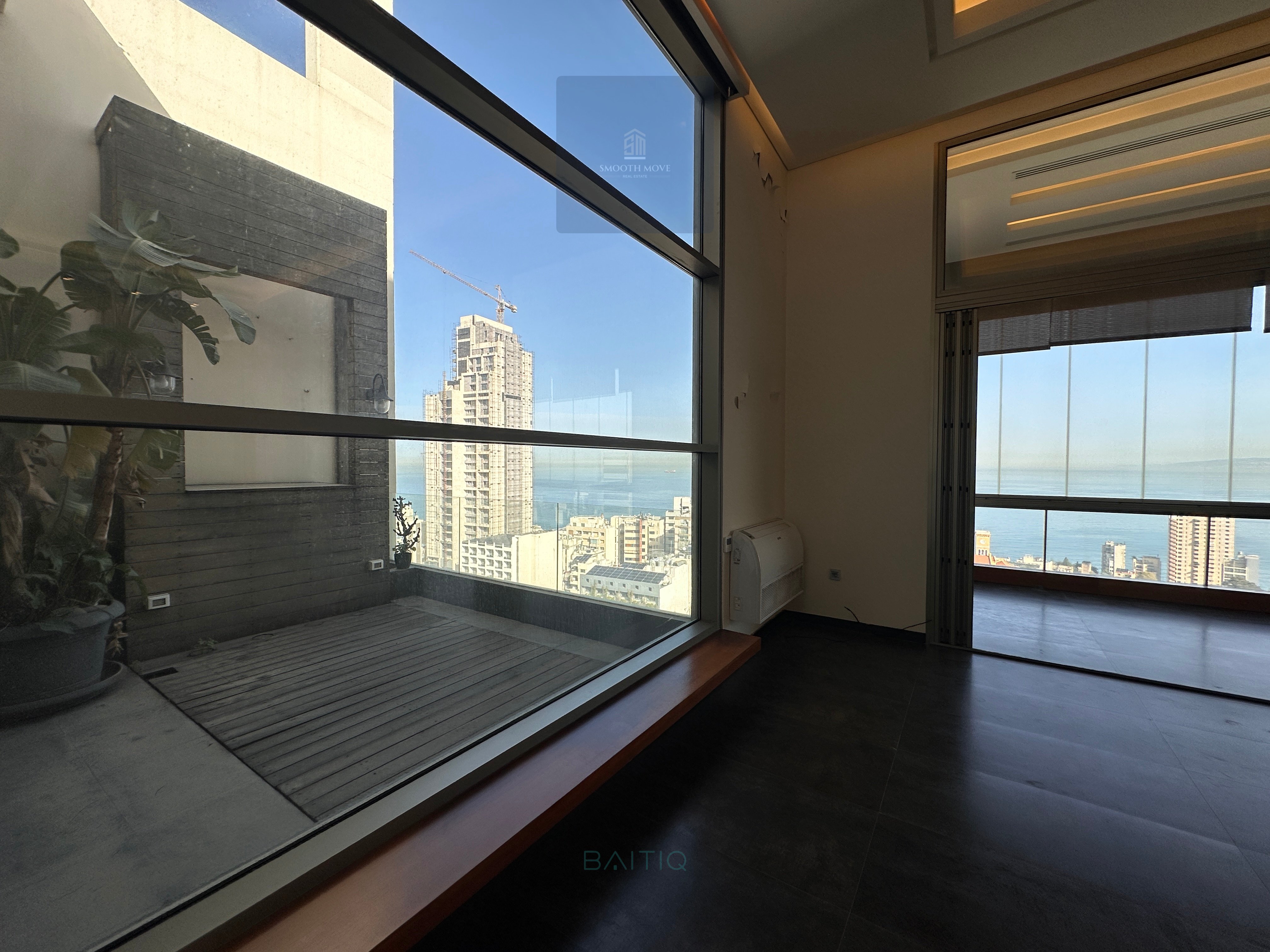 Breathtaking Loft-Style Seaview Apartment for Sale in Hamra, Beirut — الصورة 6