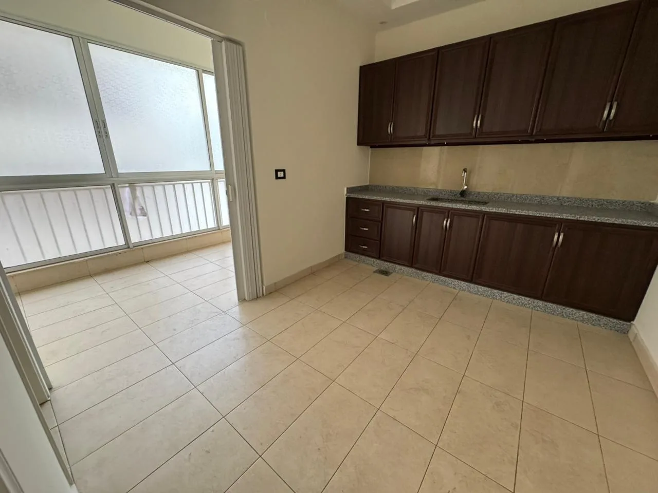 Apartment for Rent in Raoucheh — الصورة 3