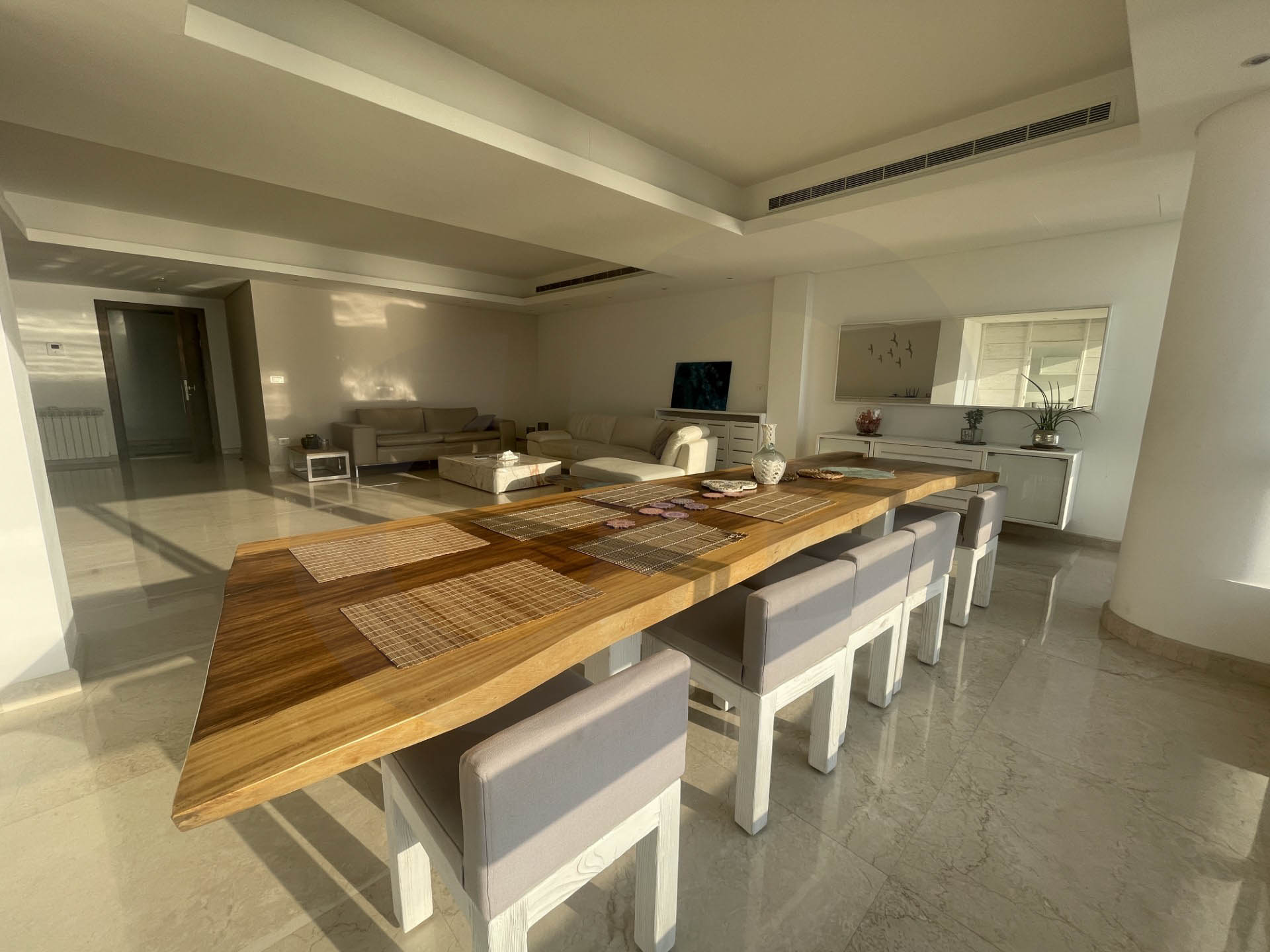 EMBRACE THE SPACIOUS ELEGANCE OF 240 SQM APARTMENT — الصورة 2