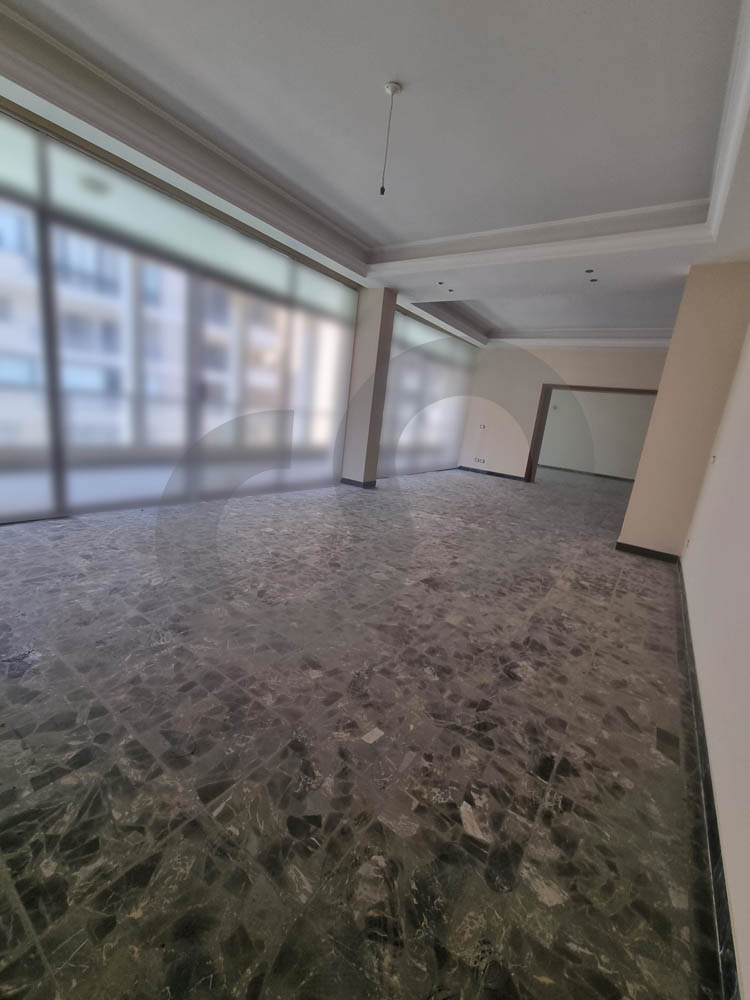 PRIME LOCATION, CALM STREET, VERDUN-BEIRUT — الصورة 3