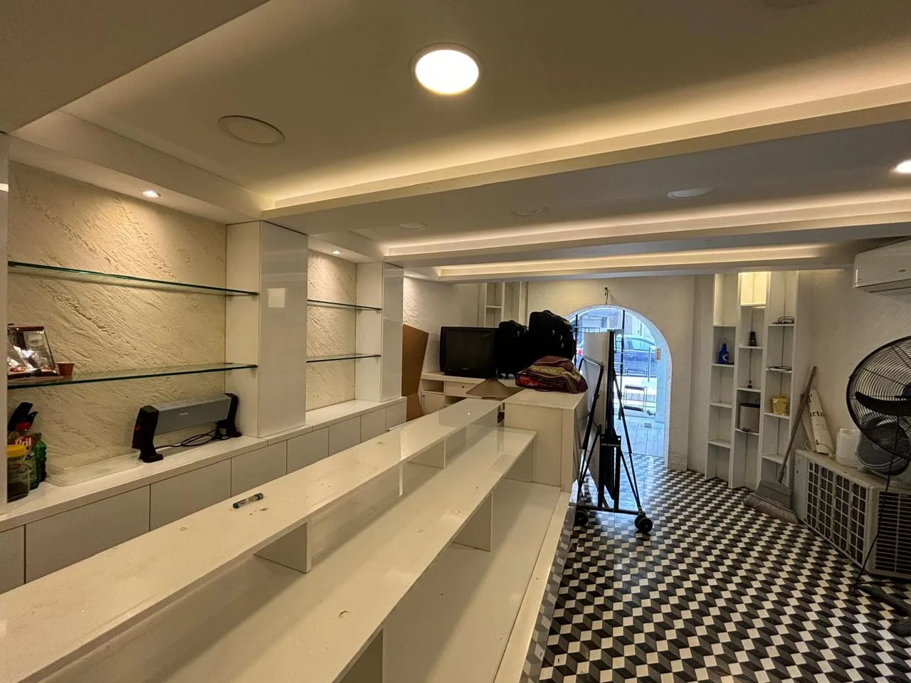 Shop for rent in Badaro Beirut, Lebanon — الصورة 1