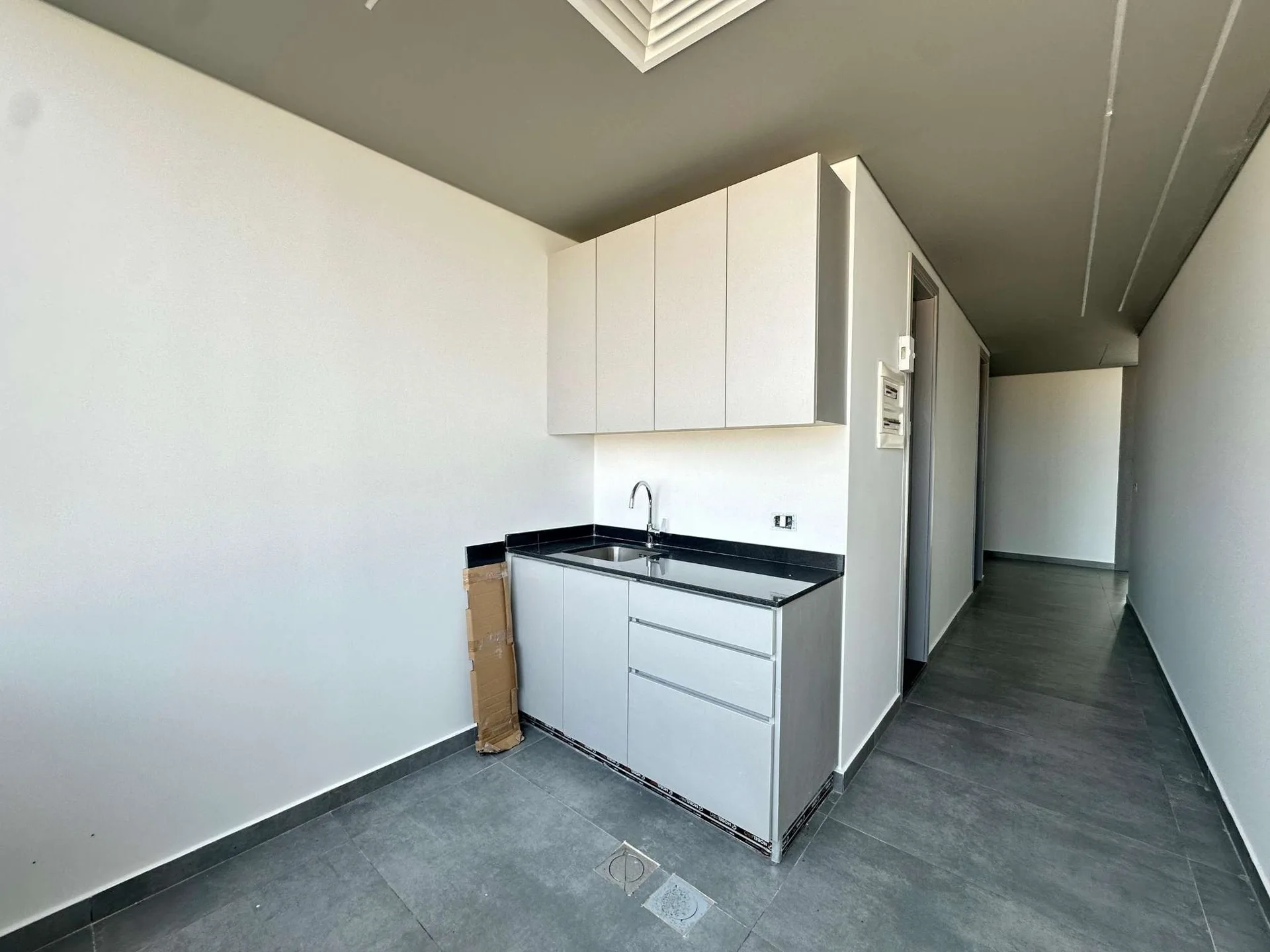 Office for Rent in Mdawar, Beirut, Lebanon — الصورة 5