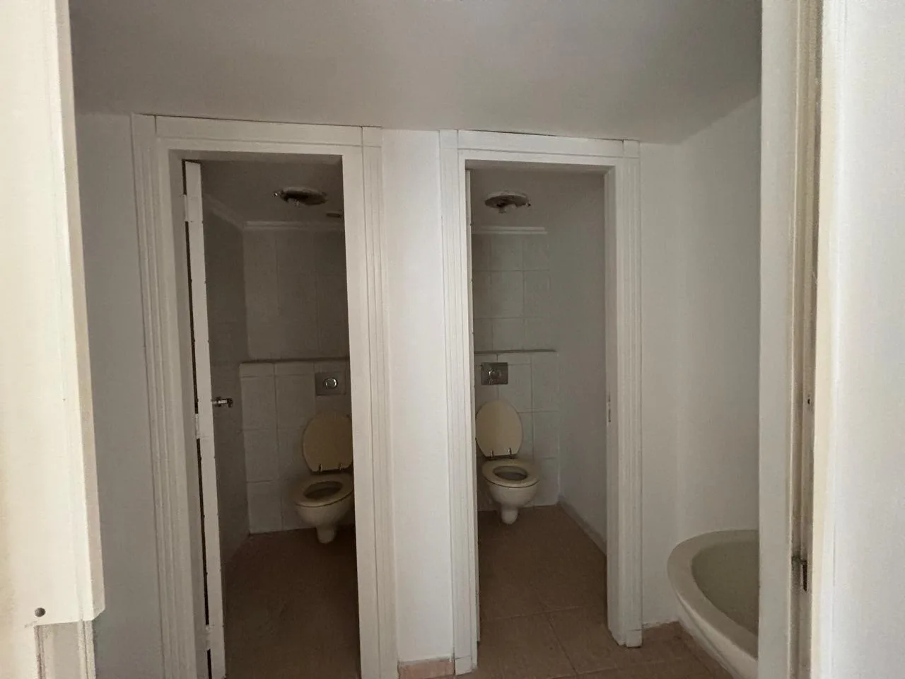 Office for Rent in Badaro — الصورة 4