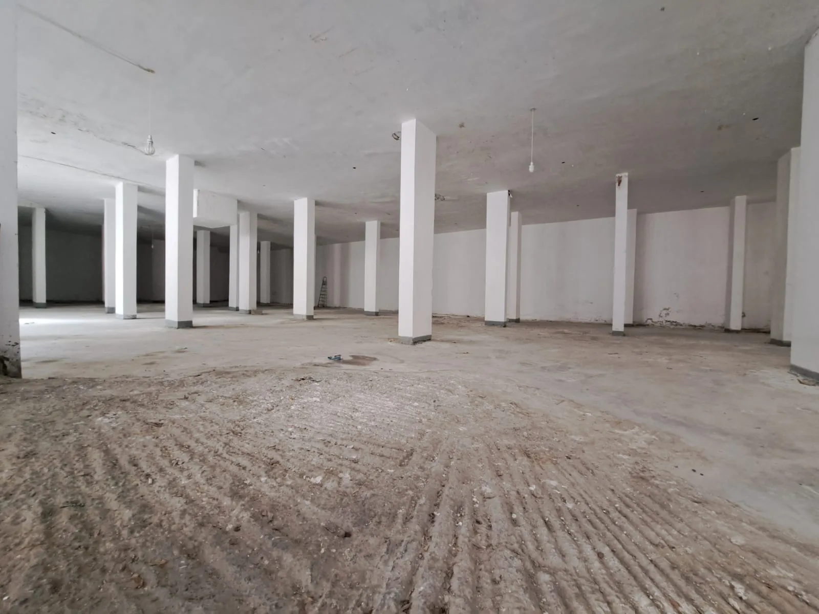 Warehouse for sale in Dekwaneh