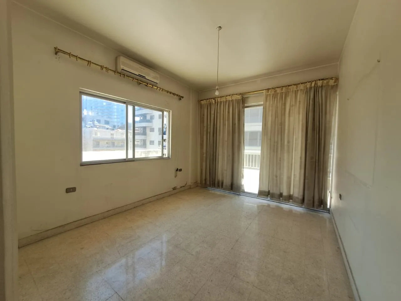 Apartment for Sale in Hamra, Ras Beirut — الصورة 2