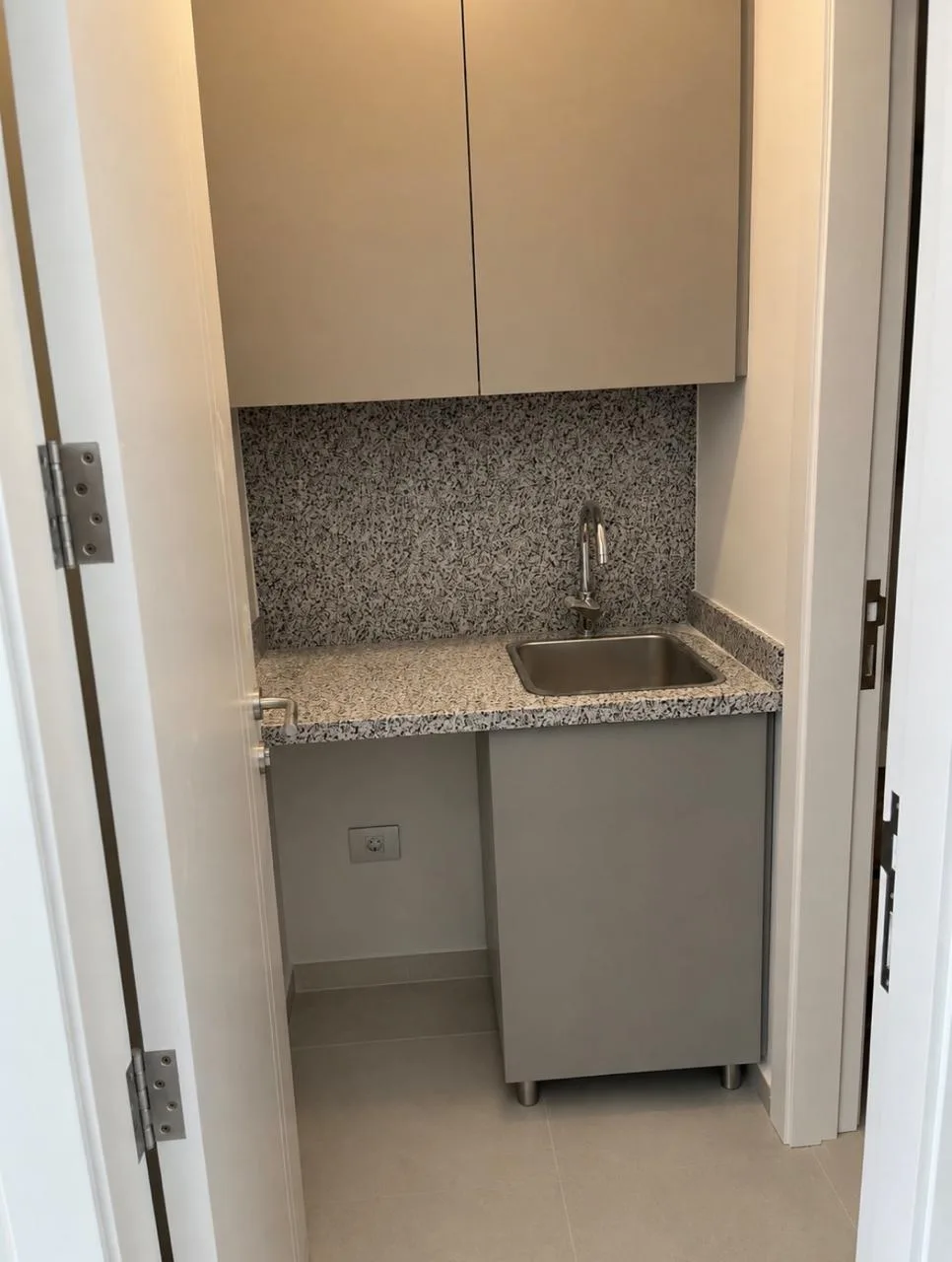Office for rent in Dbayeh — الصورة 4