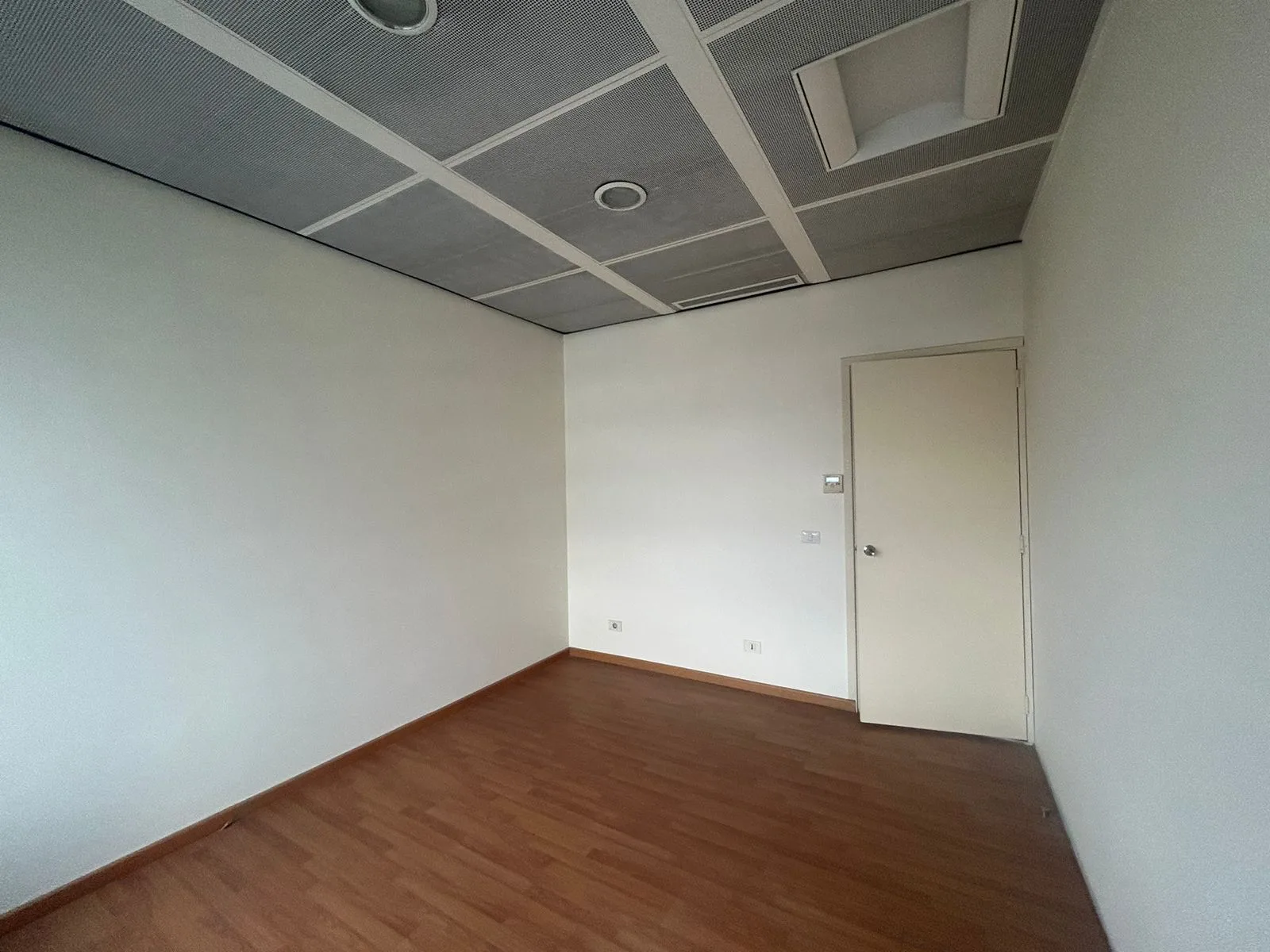 Office for rent in Hamra, Beirut, Lebanon — الصورة 3