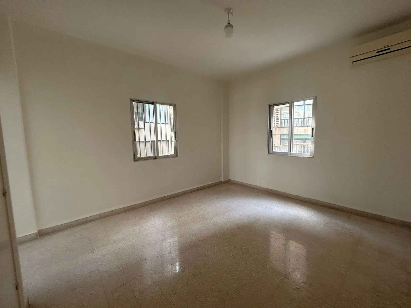 Apartment for Sale in Raoucheh, Beirut, Lebanon — الصورة 3