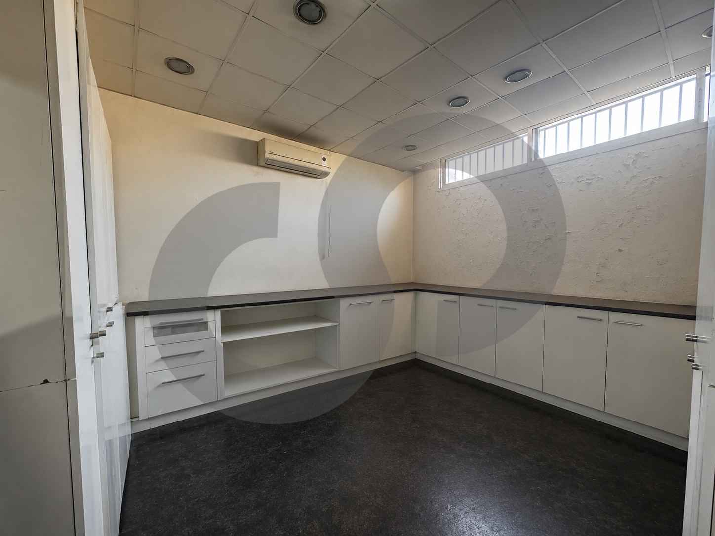 RENTAL WAREHOUSE/clear height of over 4 meters/HAZMIYEH,BAABDA — الصورة 2
