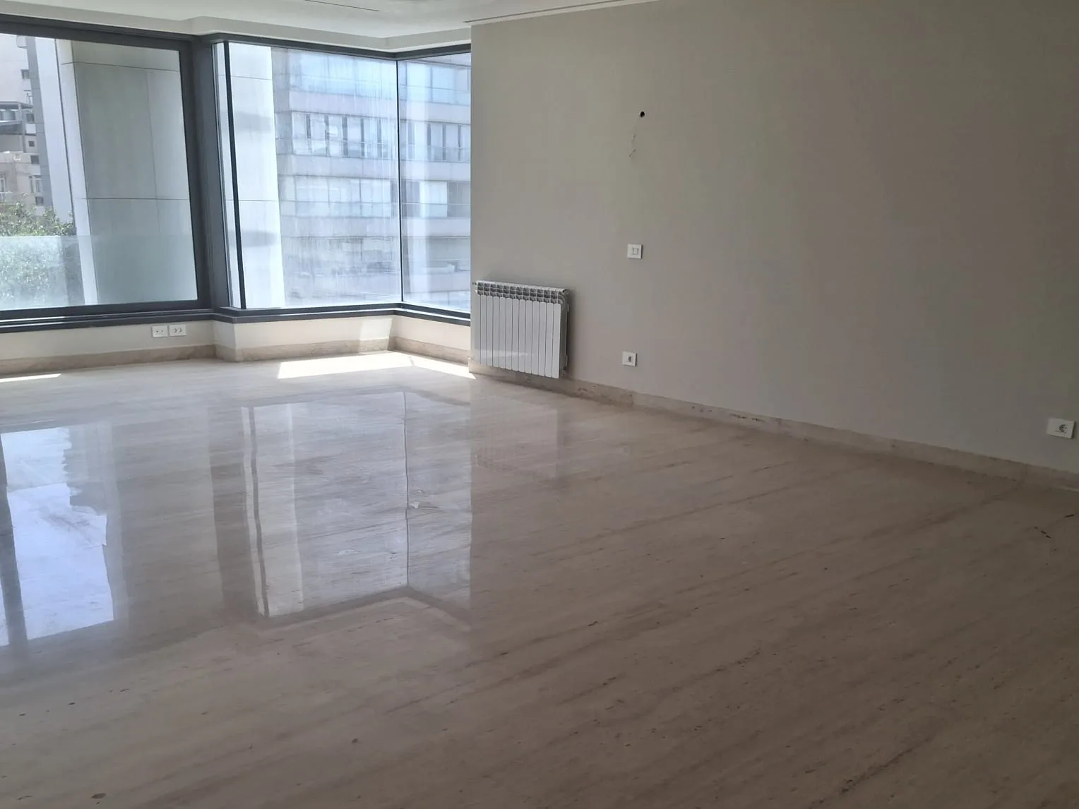 Apartment for Sale in Ain Al Mraiseh, Beirut, Lebanon — الصورة 2