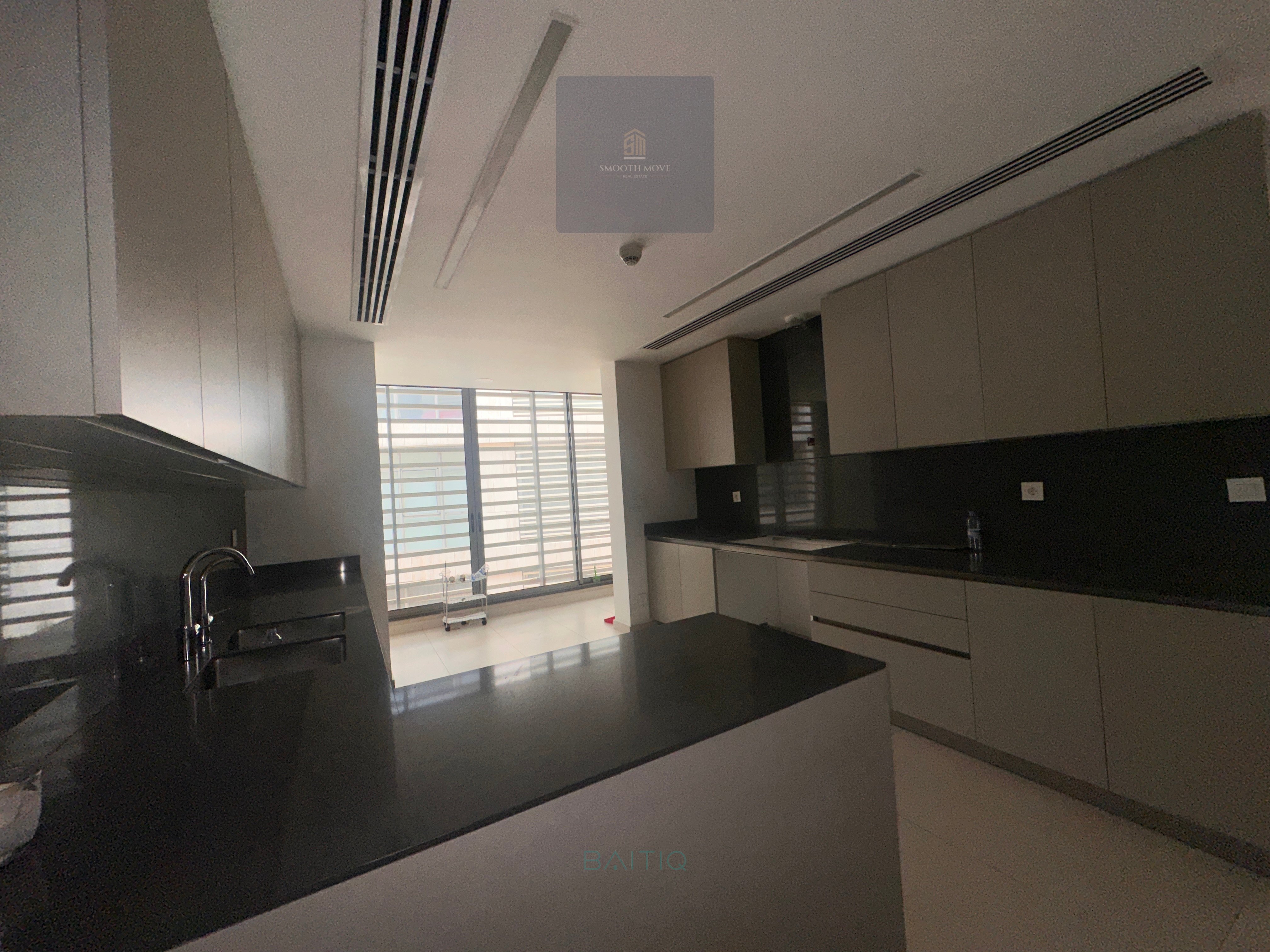 Spacious Apartment with Gym and Pool for Rent in Saifi, Beirut — الصورة 6