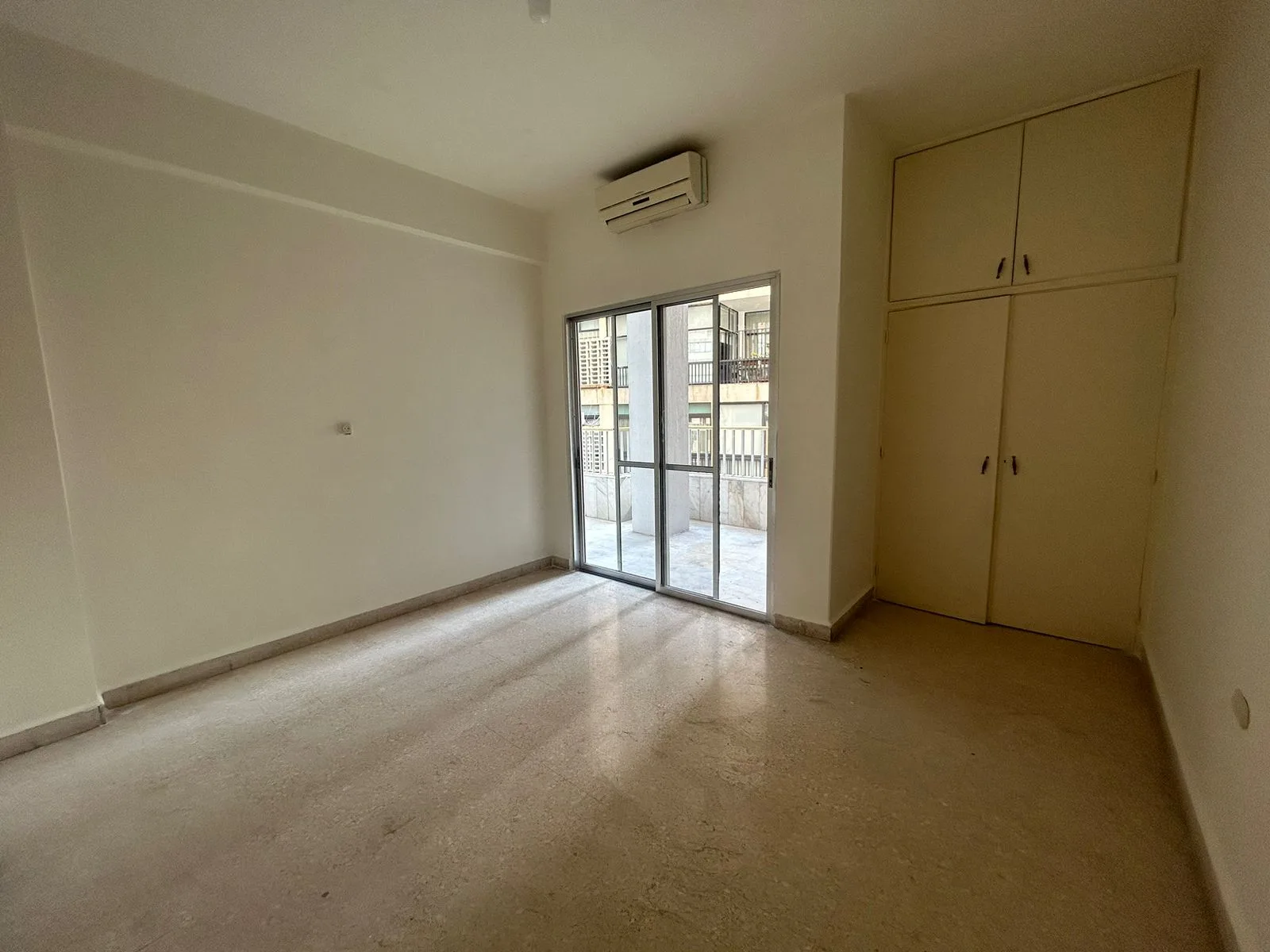 Apartment for Sale in Raoucheh, Beirut, Lebanon — الصورة 5