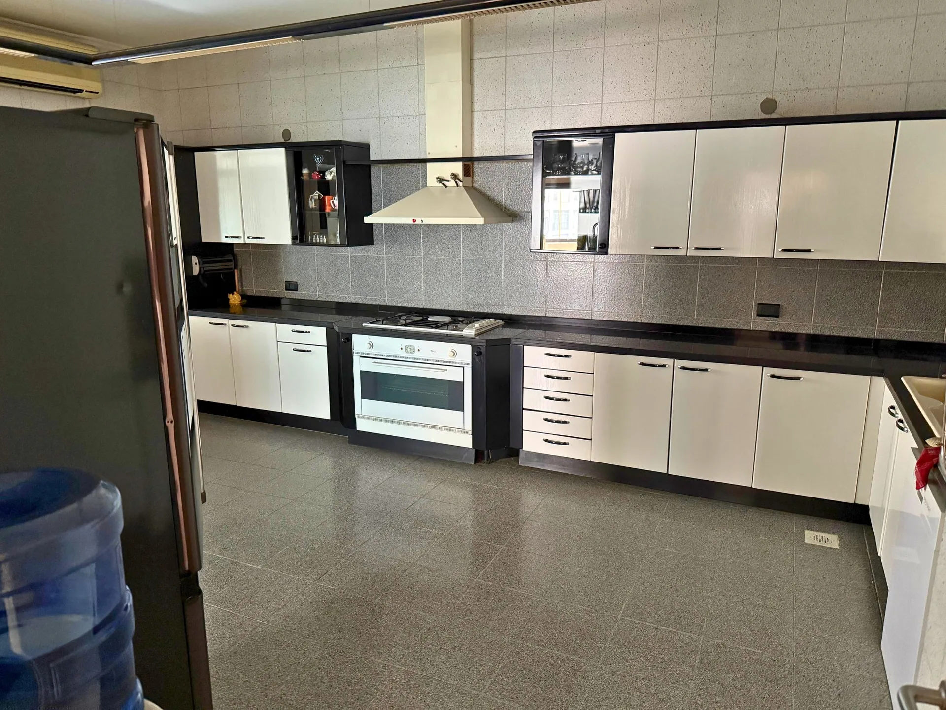 Apartment for Sale in Caree d'or, Achrafieh, Beirut, Lebanon — الصورة 8