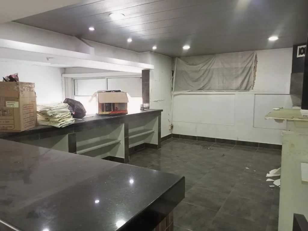Shop for rent in Furn Chebbak — الصورة 3