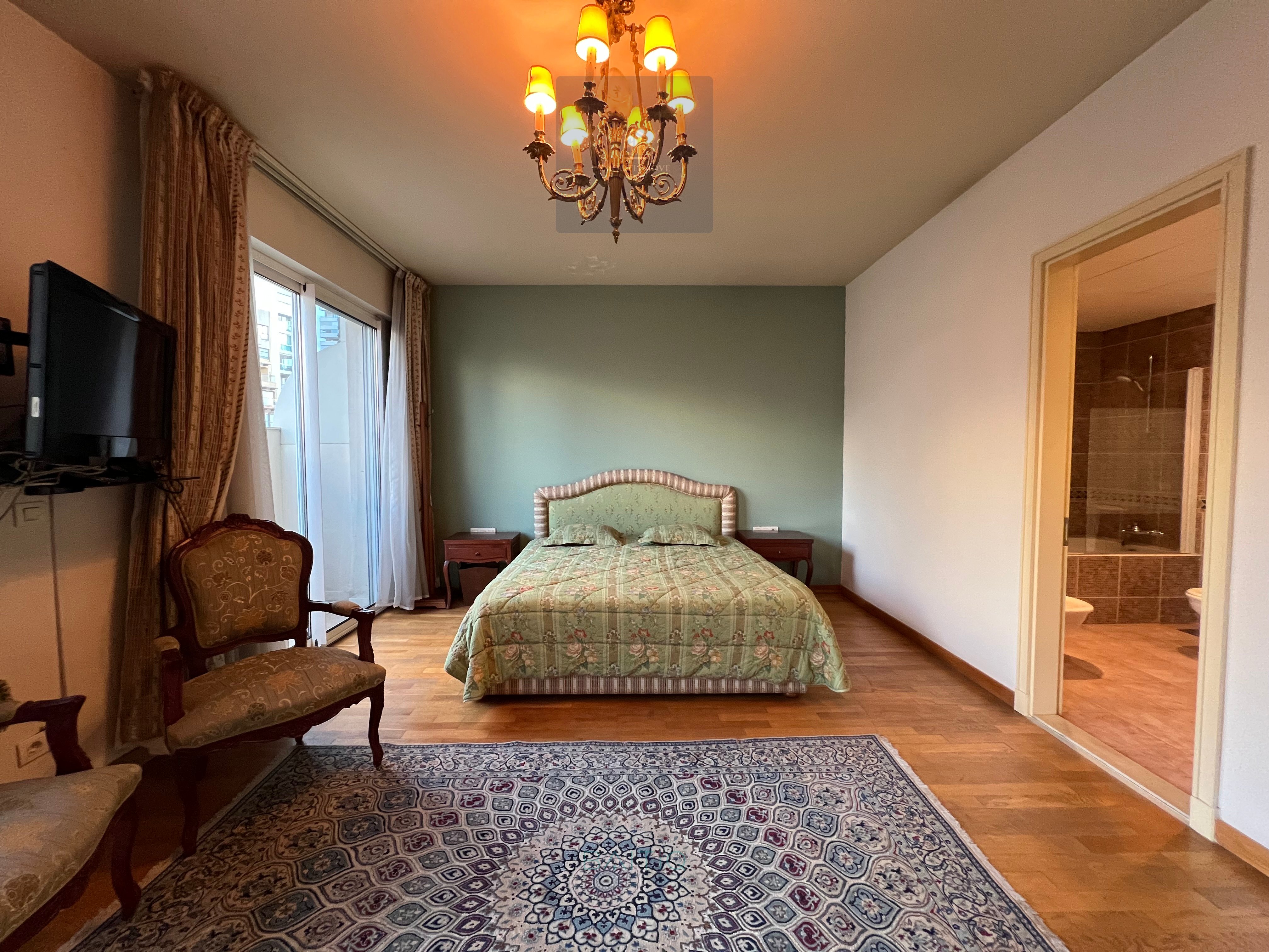 Spacious Classical Three Bedroom Apartment for sale in Saifi Village — الصورة 3