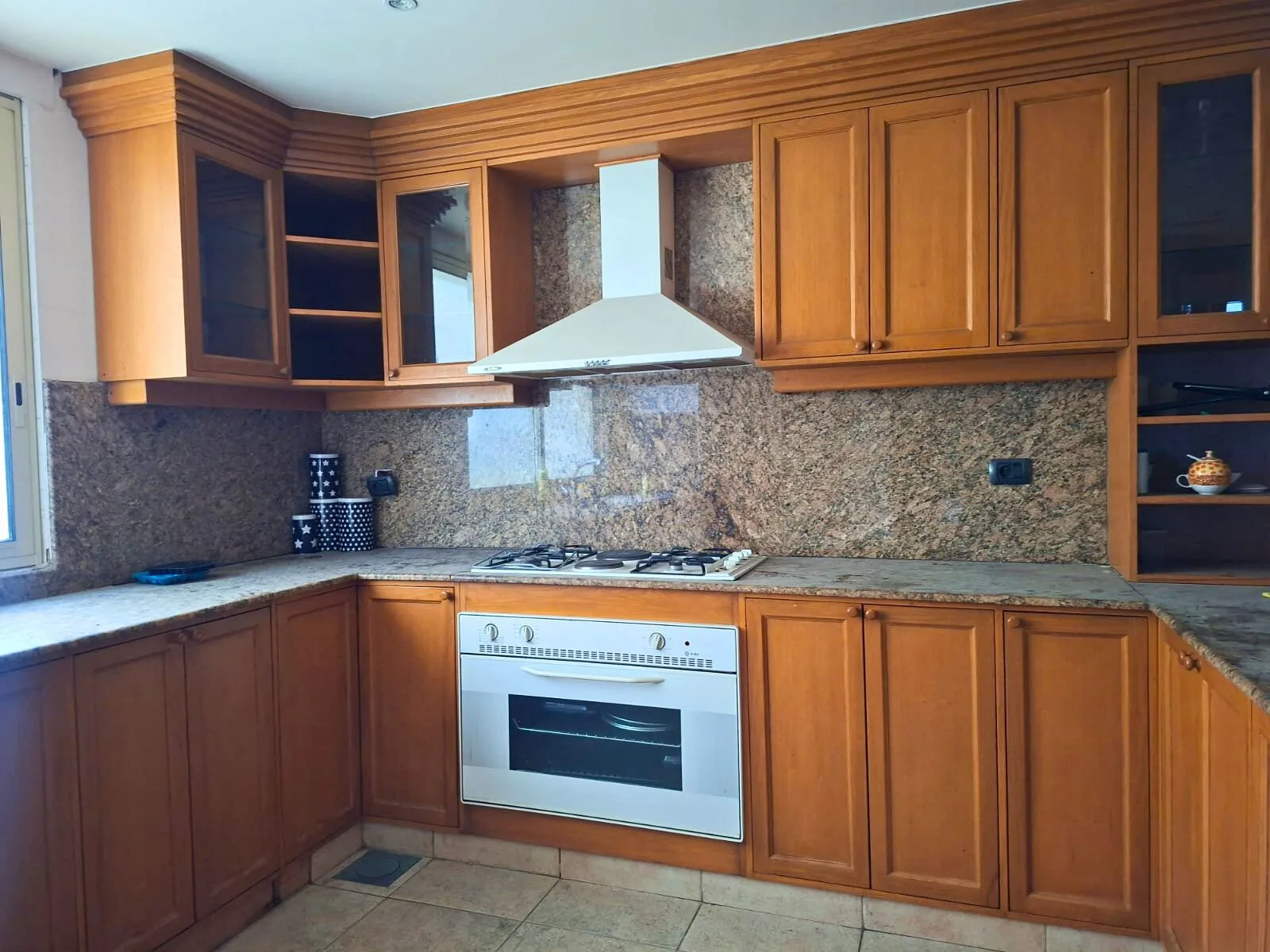 Apartment for Rent in Ramleh Al Bayda, Beirut, Lebanon — الصورة 5