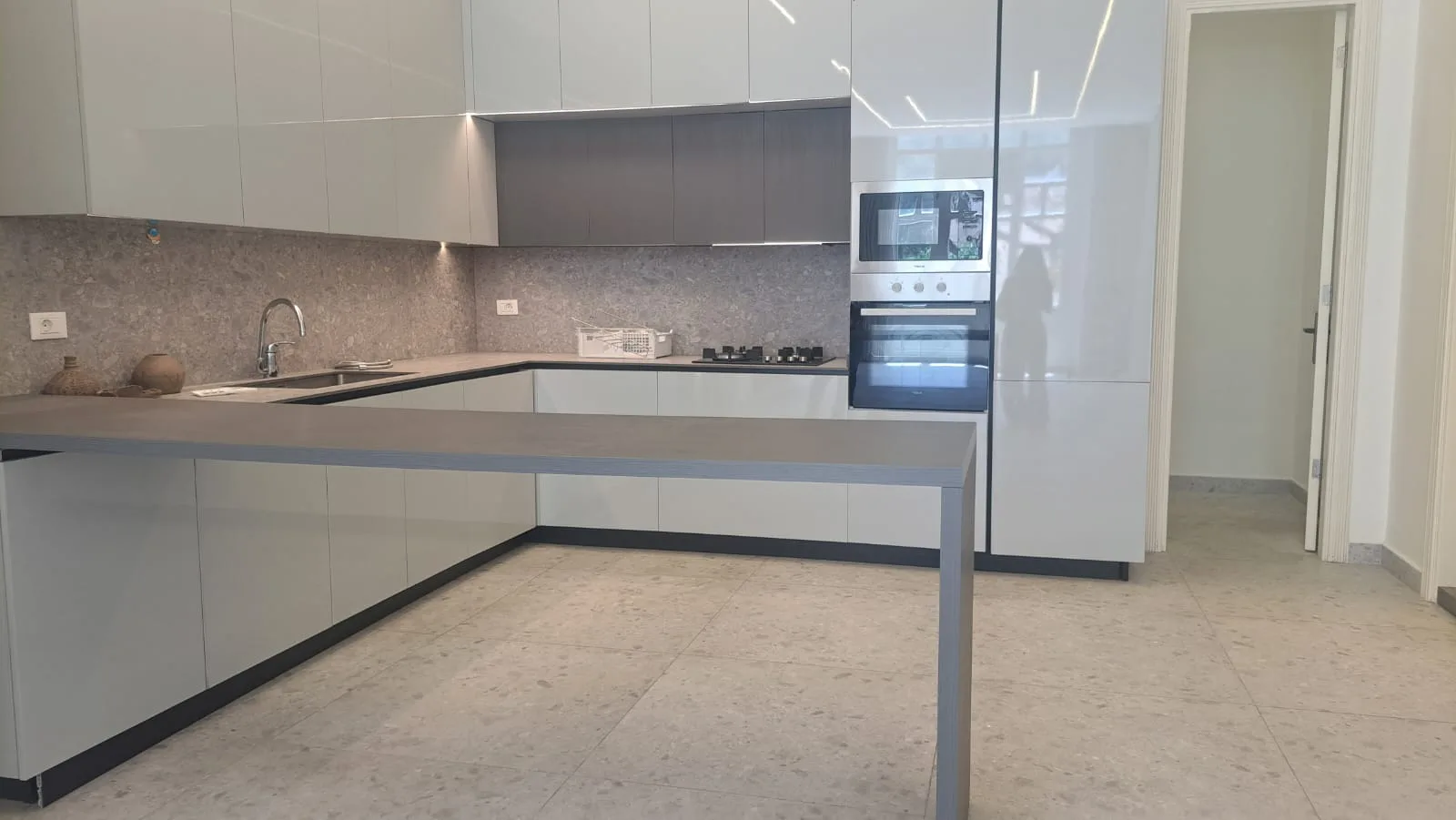 Apartment for Rent in Ain Al Mraiseh, Beirut, Lebanon — الصورة 2