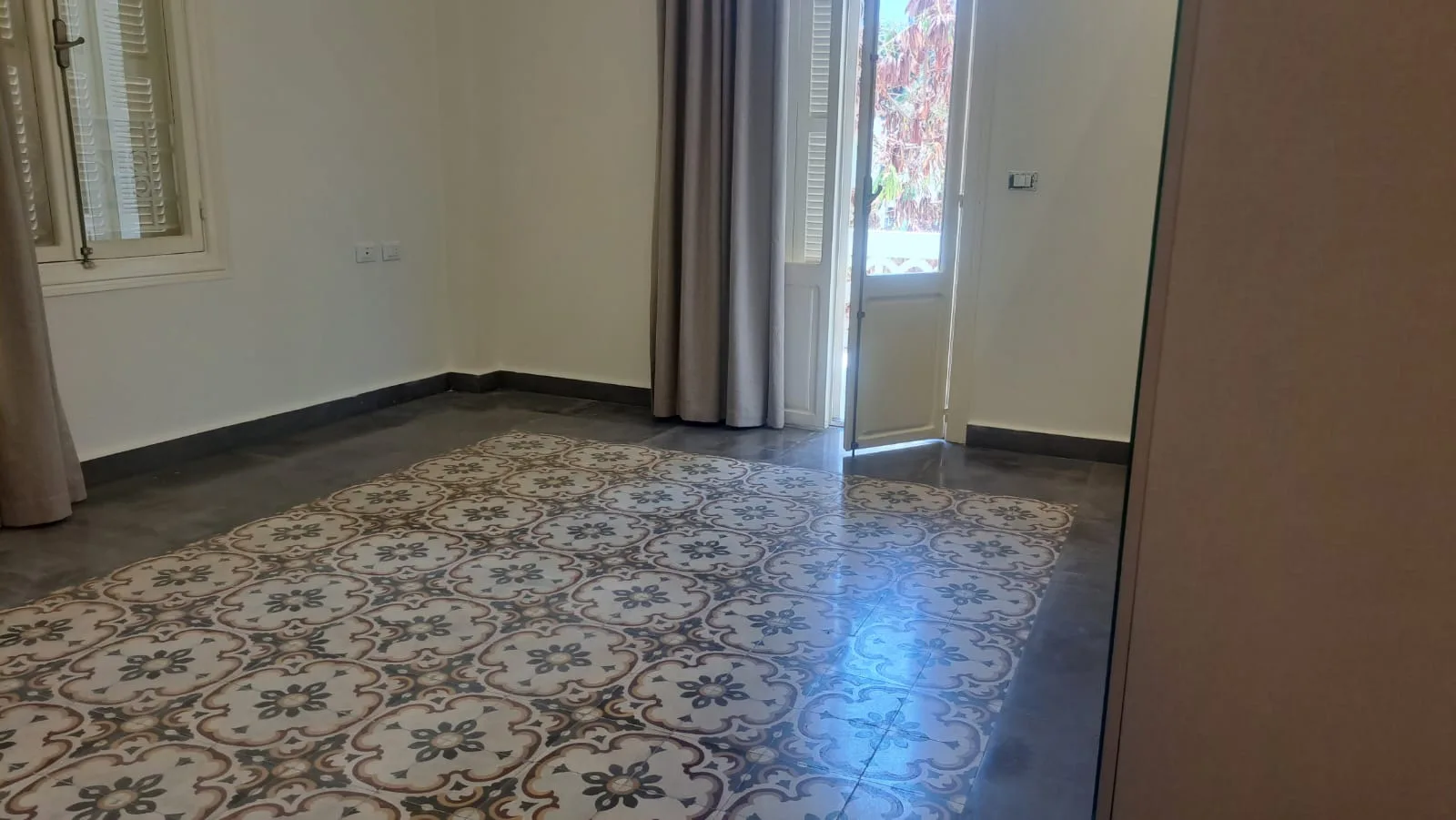 Apartment for Rent in Ain Al Mraiseh, Beirut, Lebanon — الصورة 4