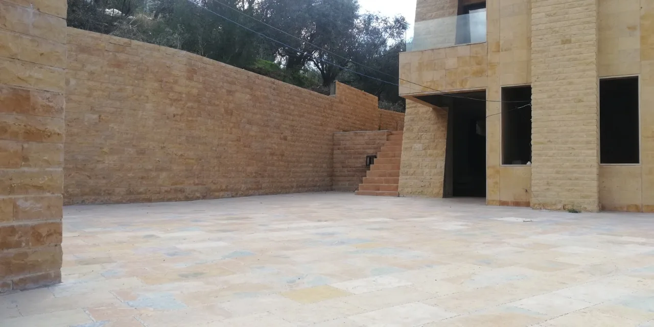 Villa for Sale in Qornet El Hamra, Lebanon — الصورة 9