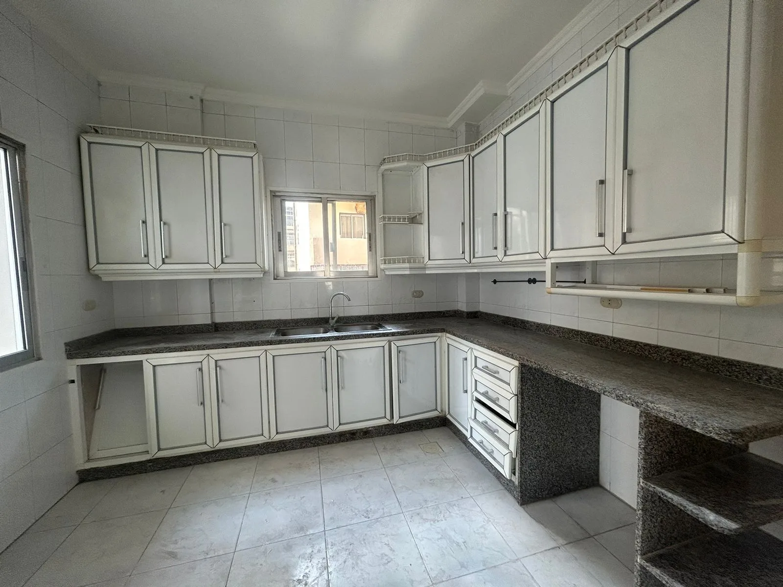 Apartment for Sale in Raoucheh, Beirut, Lebanon — الصورة 2