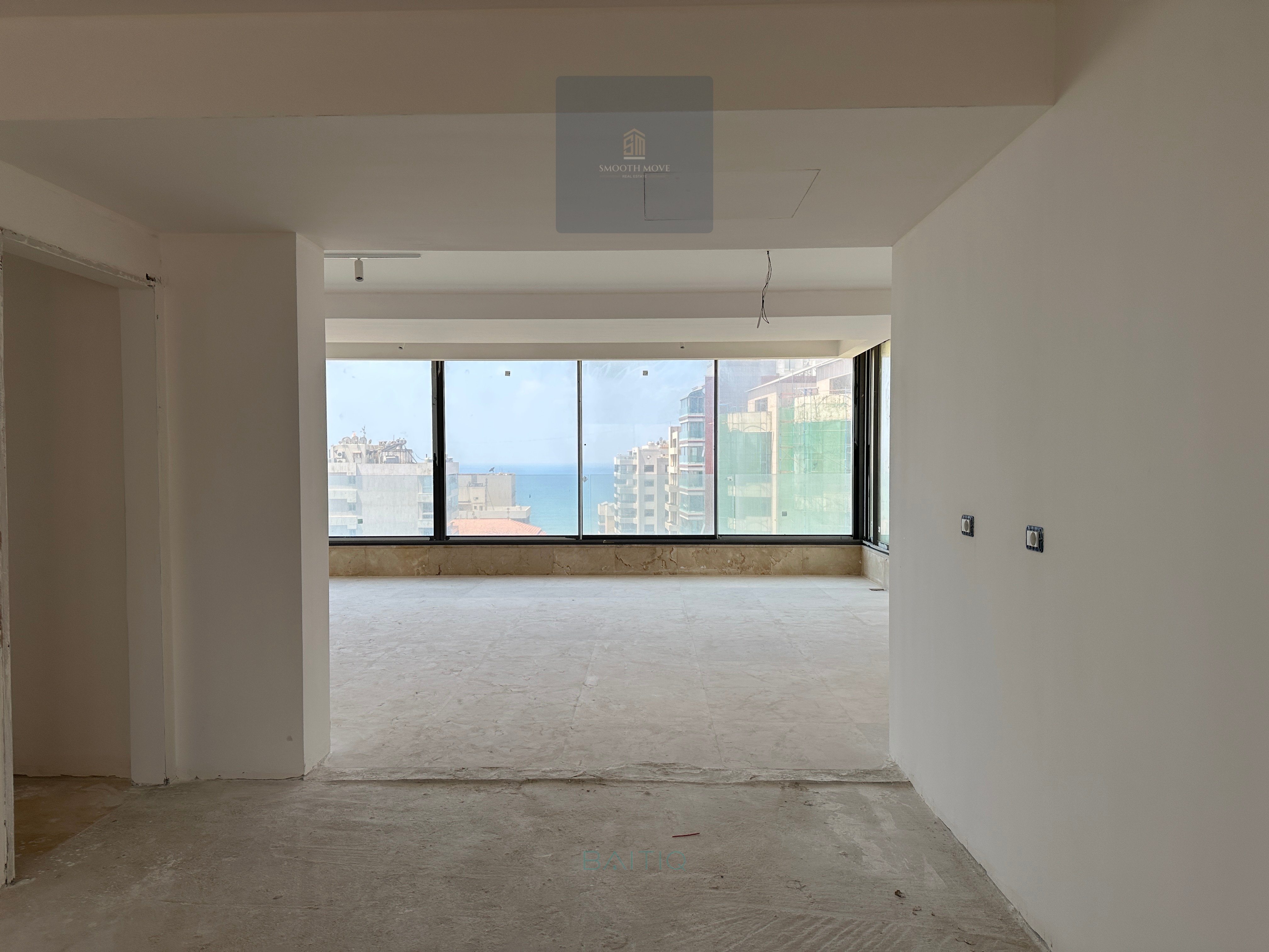 Bright Lit Seaview Apartment for Sale in Ramlet el Bayda, Beirut — الصورة 10