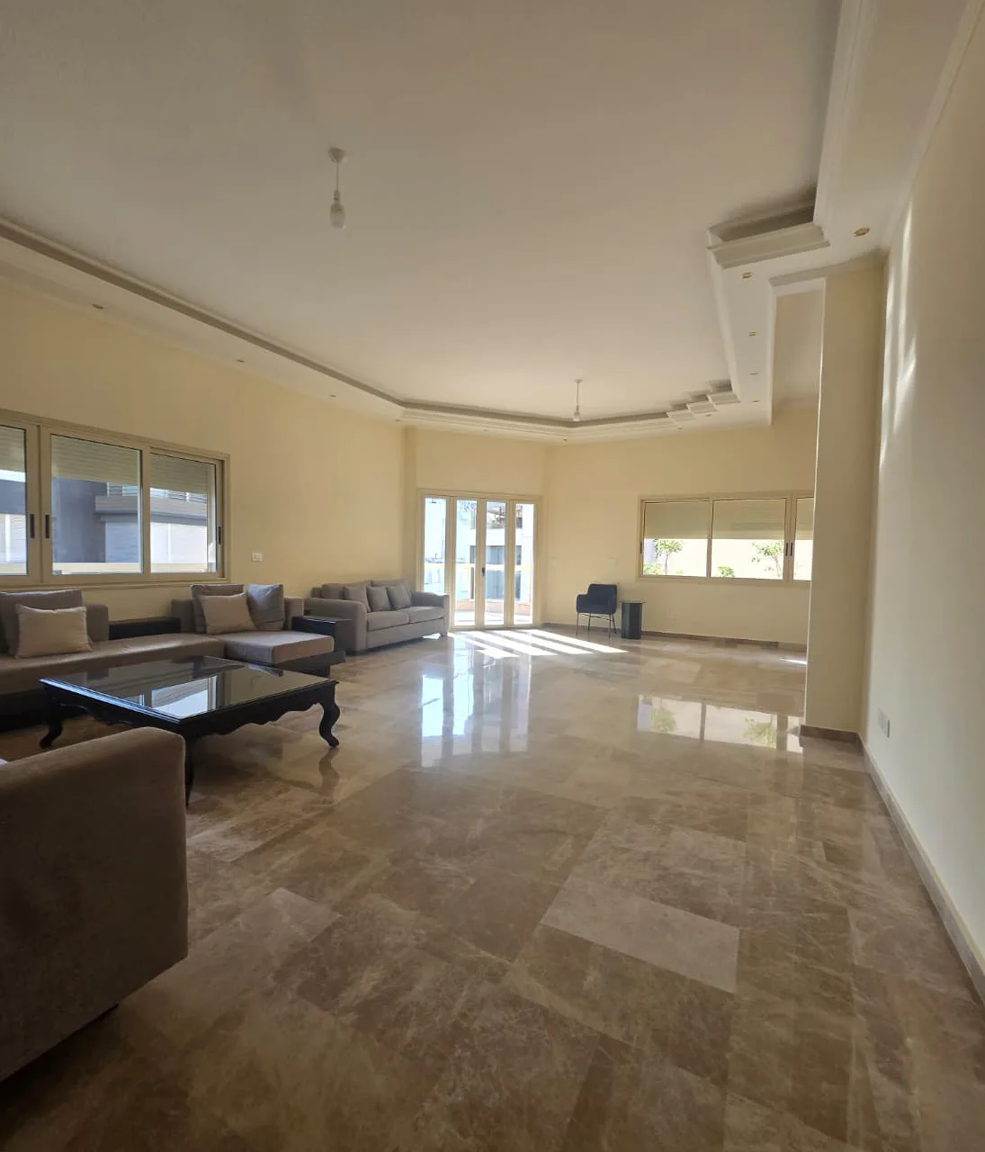 Apartment for Rent in Raoucheh, Beirut, Lebanon — الصورة 2