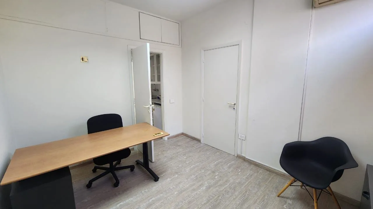 Office for rent in Badaro — الصورة 4