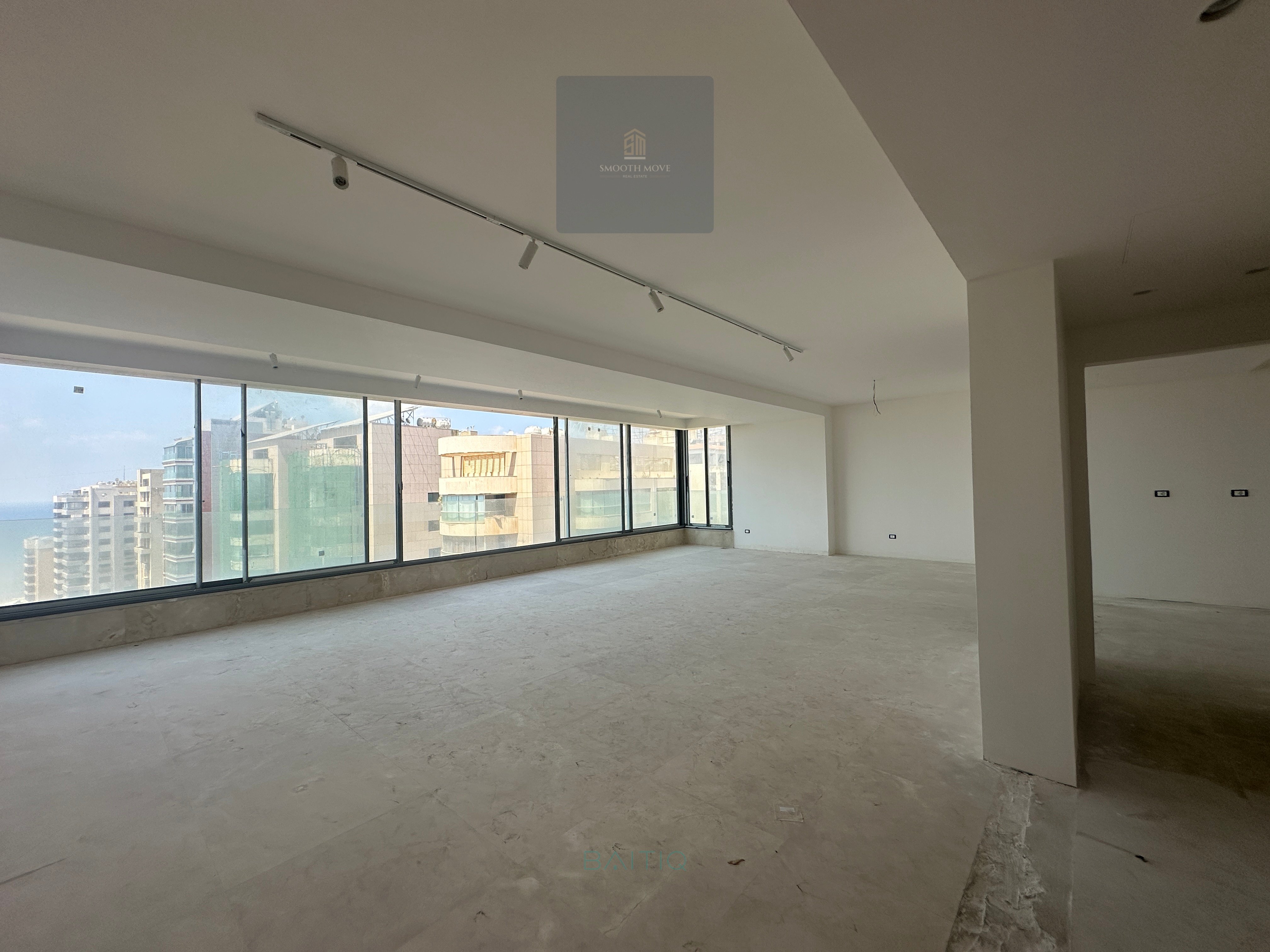 Bright Lit Seaview Apartment for Sale in Ramlet el Bayda, Beirut — الصورة 4