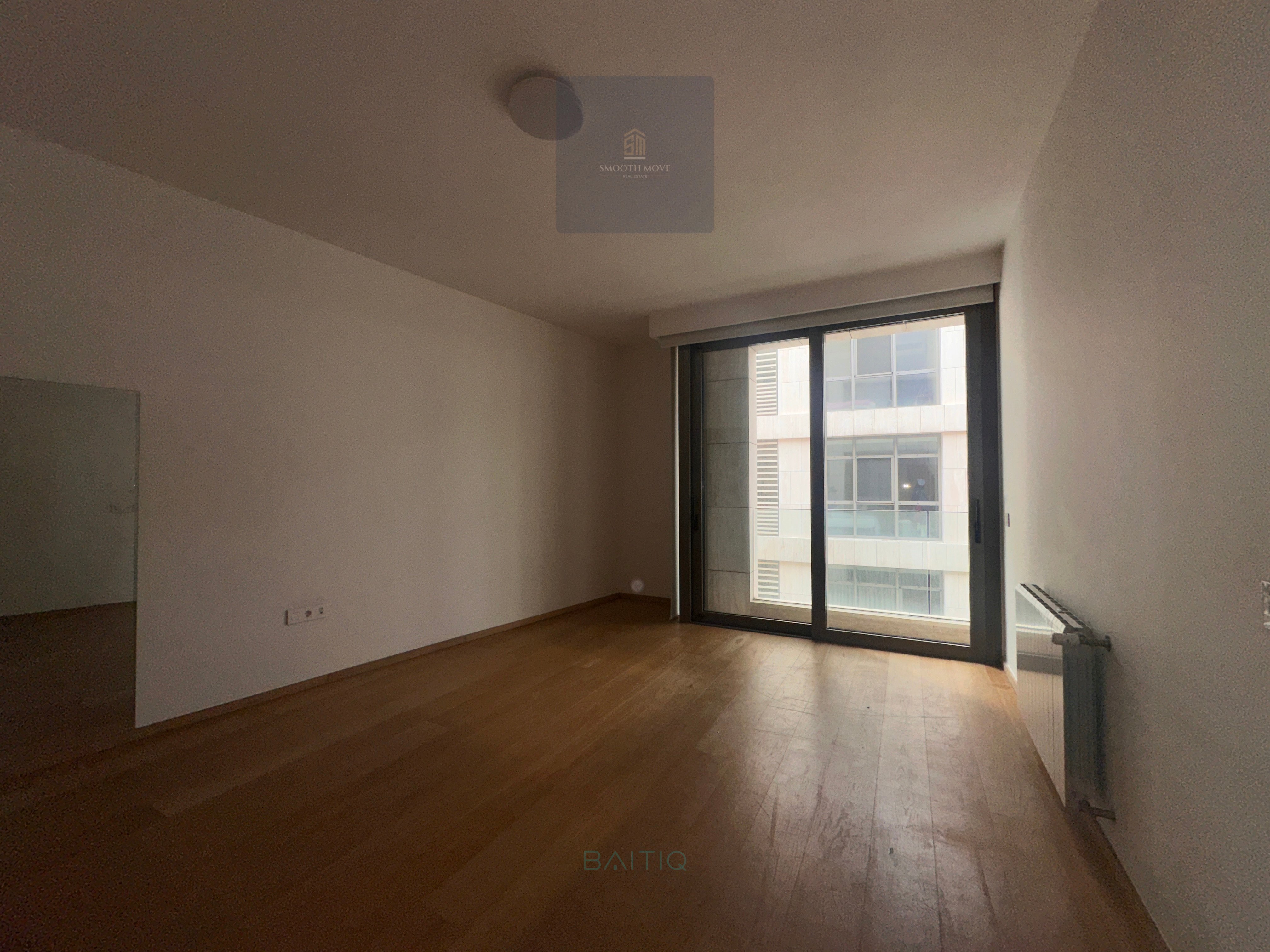 Spacious Apartment with Gym and Pool for Rent in Saifi, Beirut — الصورة 4