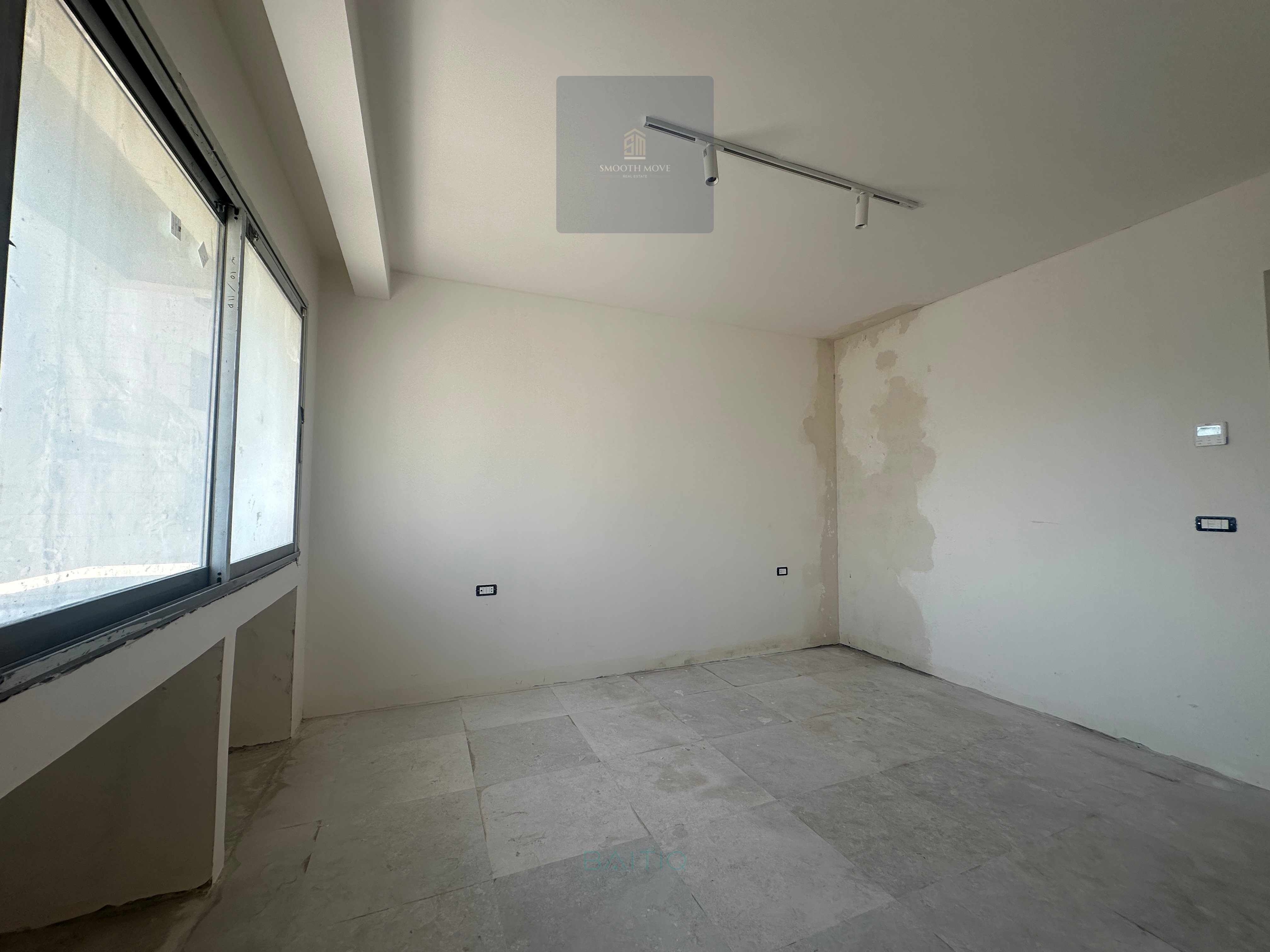 Bright Lit Seaview Apartment for Sale in Ramlet el Bayda, Beirut — الصورة 7