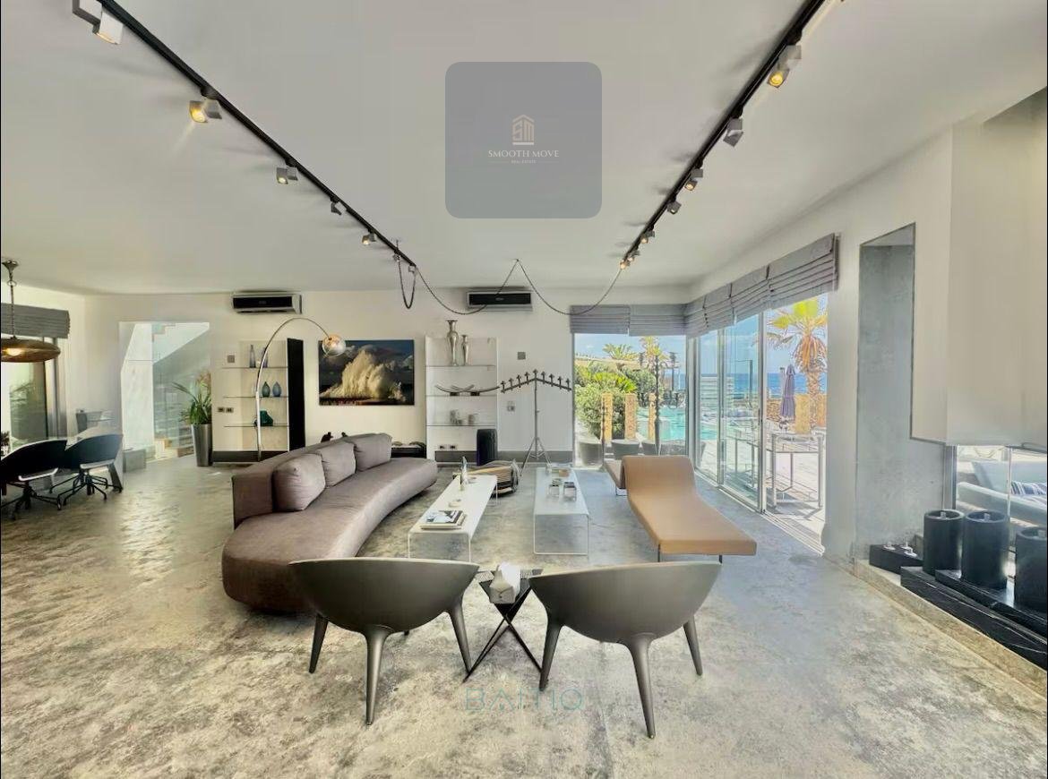 Luxurious Five Bedroom Beachfront Villa for Sale in Batroun Kfarabeda — الصورة 13