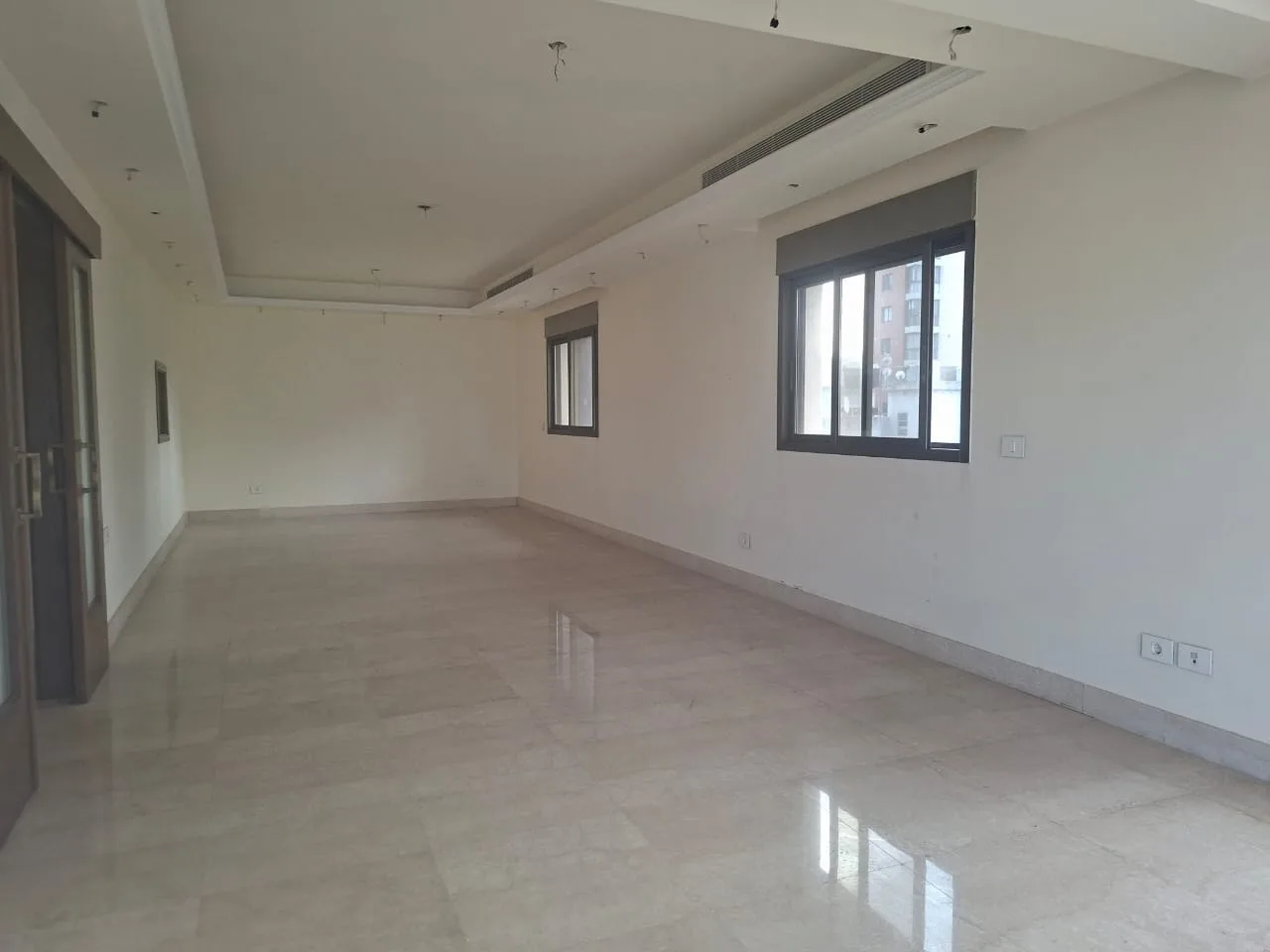Apartment for Sale in Sanayeh, Beirut, Lebanon — الصورة 2
