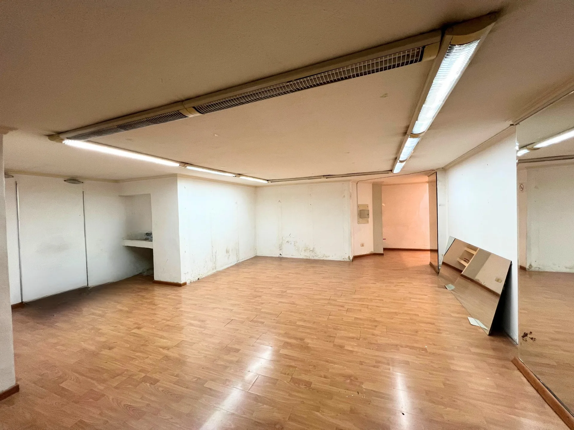 Shop for Rent in Caree d'or, Achrafieh, Beirut, Lebanon — الصورة 4