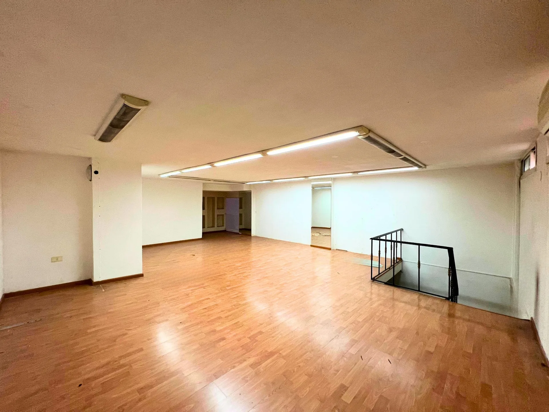 Shop for Rent in Caree d'or, Achrafieh, Beirut, Lebanon — الصورة 3