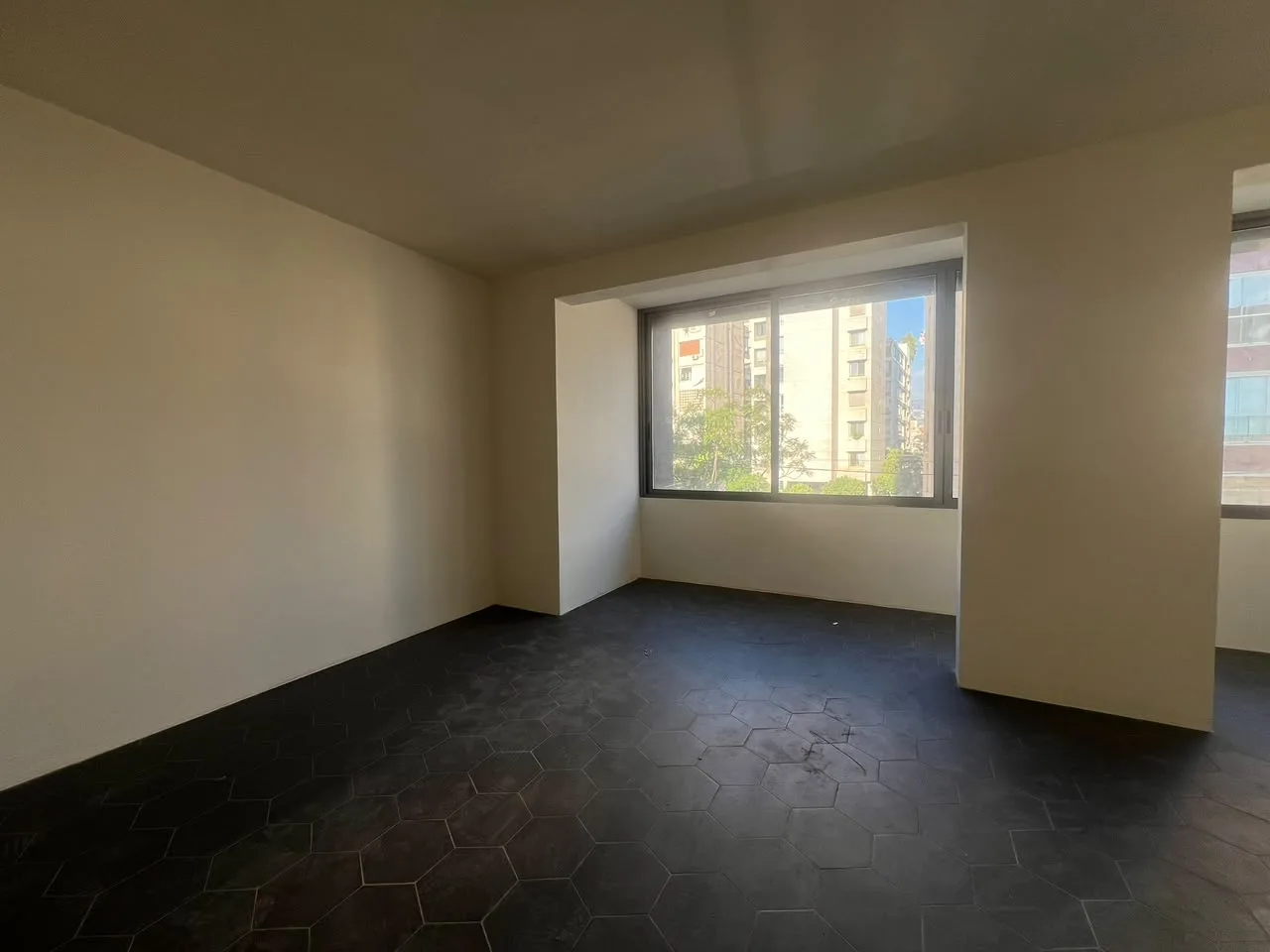 Office for rent in Badaro — الصورة 2