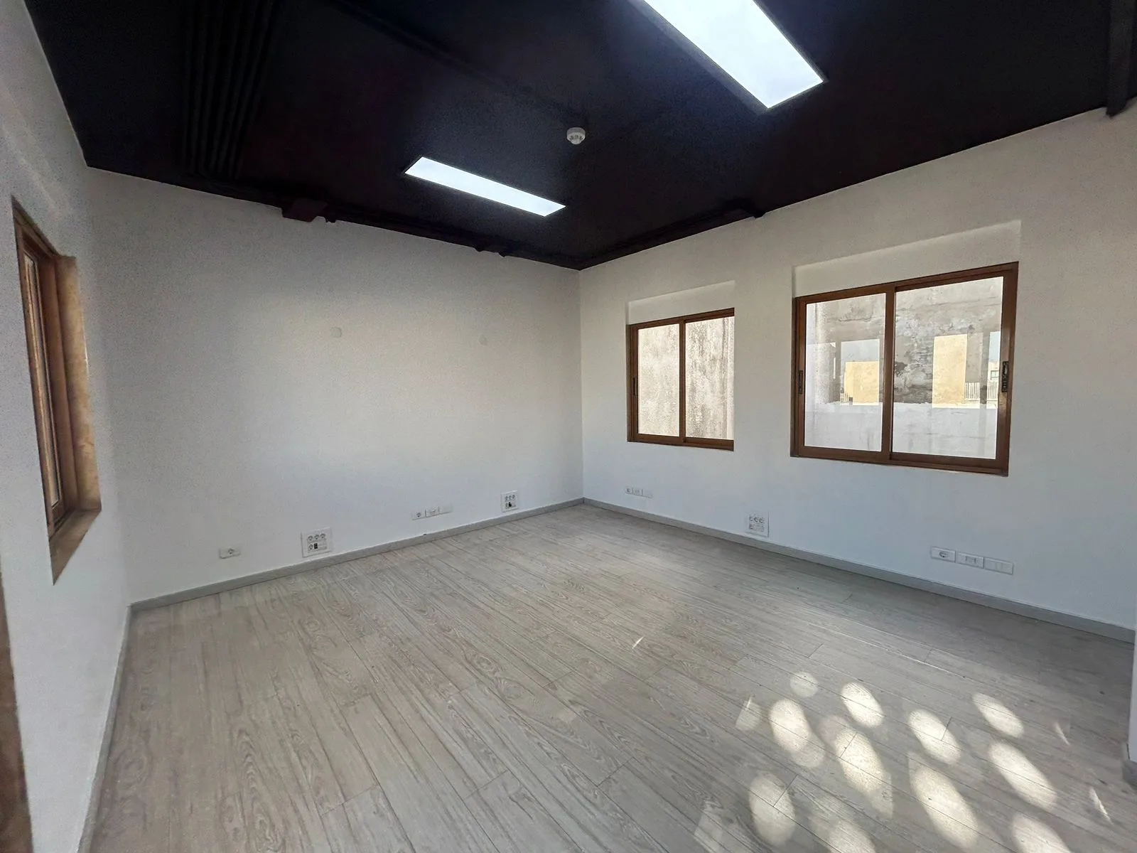 Office for rent in Downtown — الصورة 3