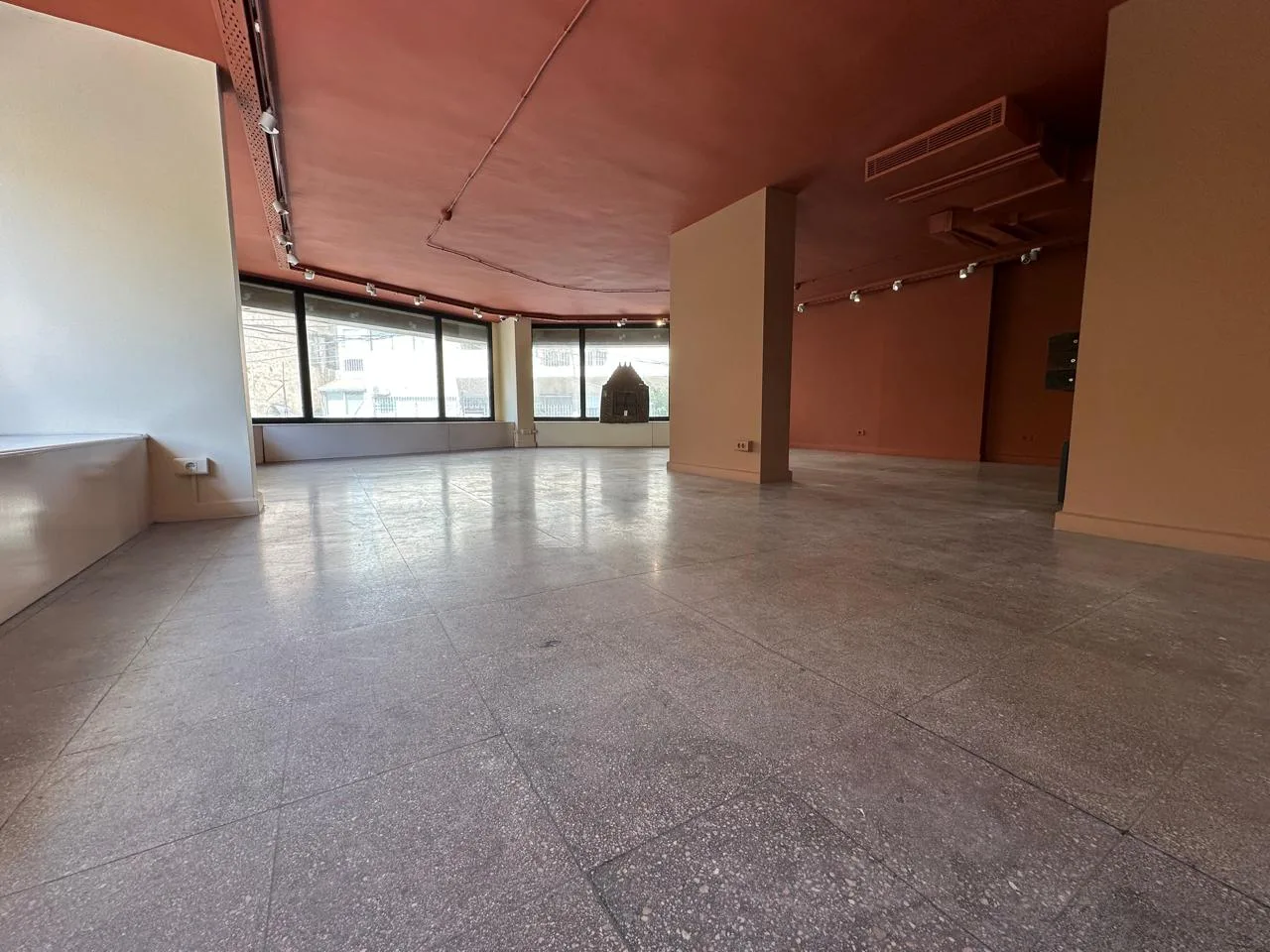 Showroom for rent in Clemenceau, Beirut, Lebanon — الصورة 5