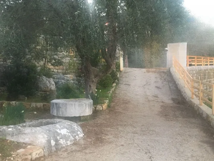 Land & Old House for Sale in Broumana — الصورة 2