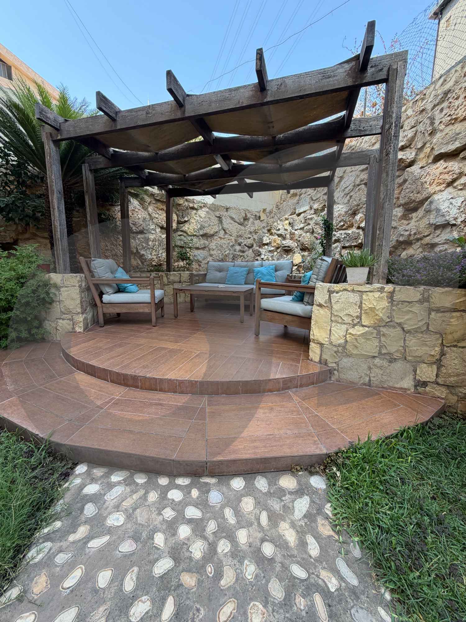 RENTAL/Fully decorated and furnished/ prime location/AOUKAR-haret el ballaneh,METN — الصورة 2