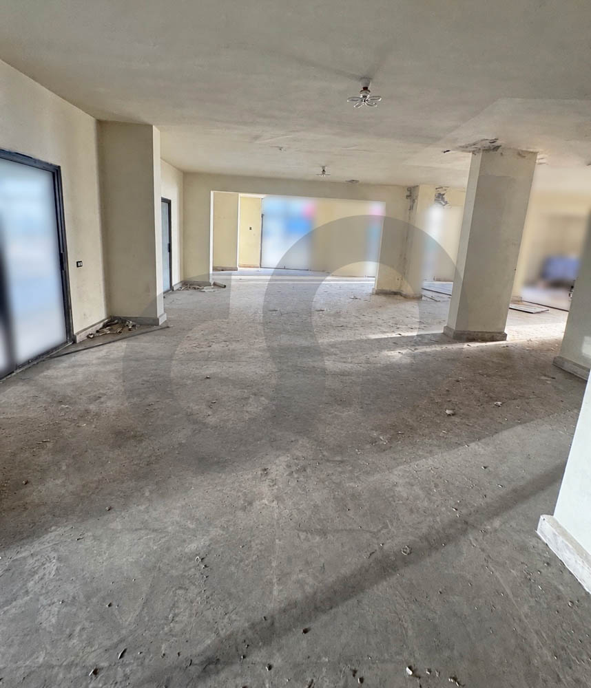 main highway/commercial space/exceptional visibility/HARET SAKHER,KESEROUAN — الصورة 3