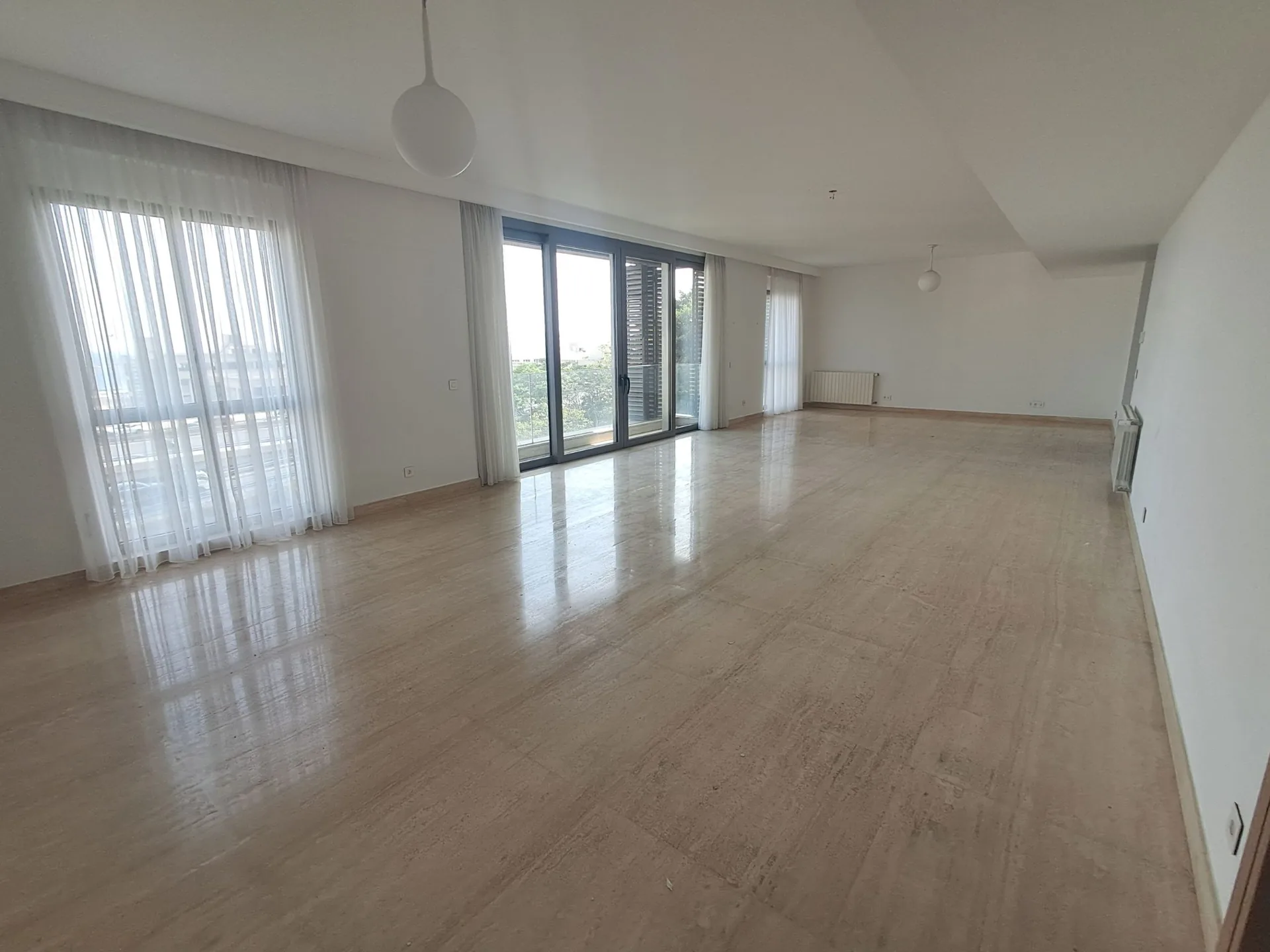 Apartment for Rent in Gemayze — الصورة 2
