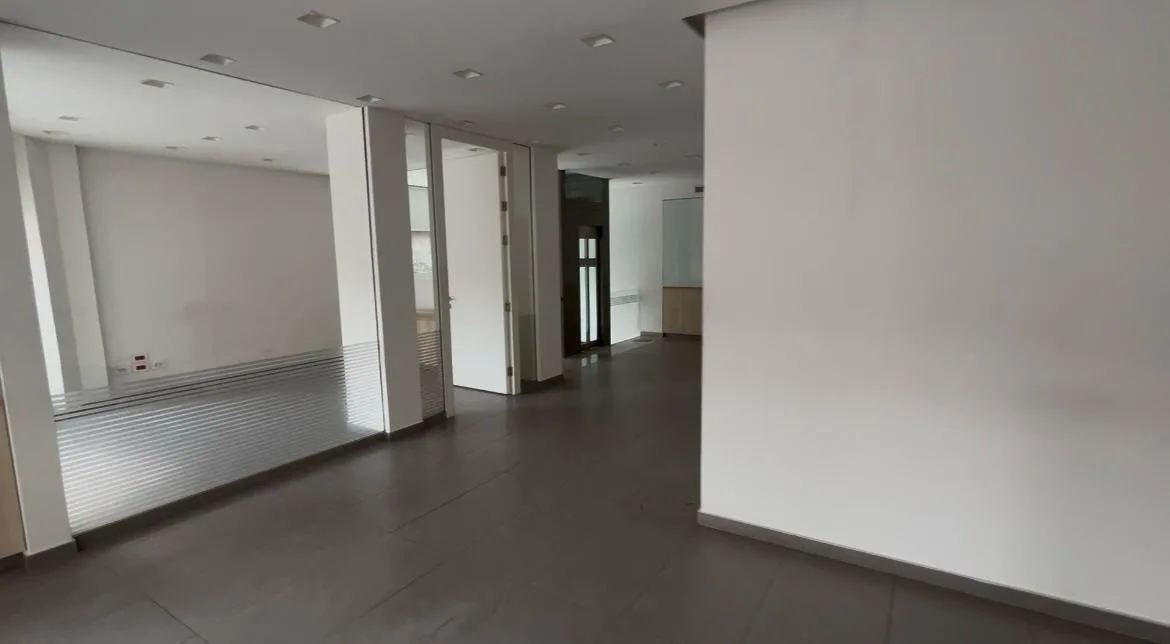 Ground Floor Showroom for Sale in Achrafieh — الصورة 4