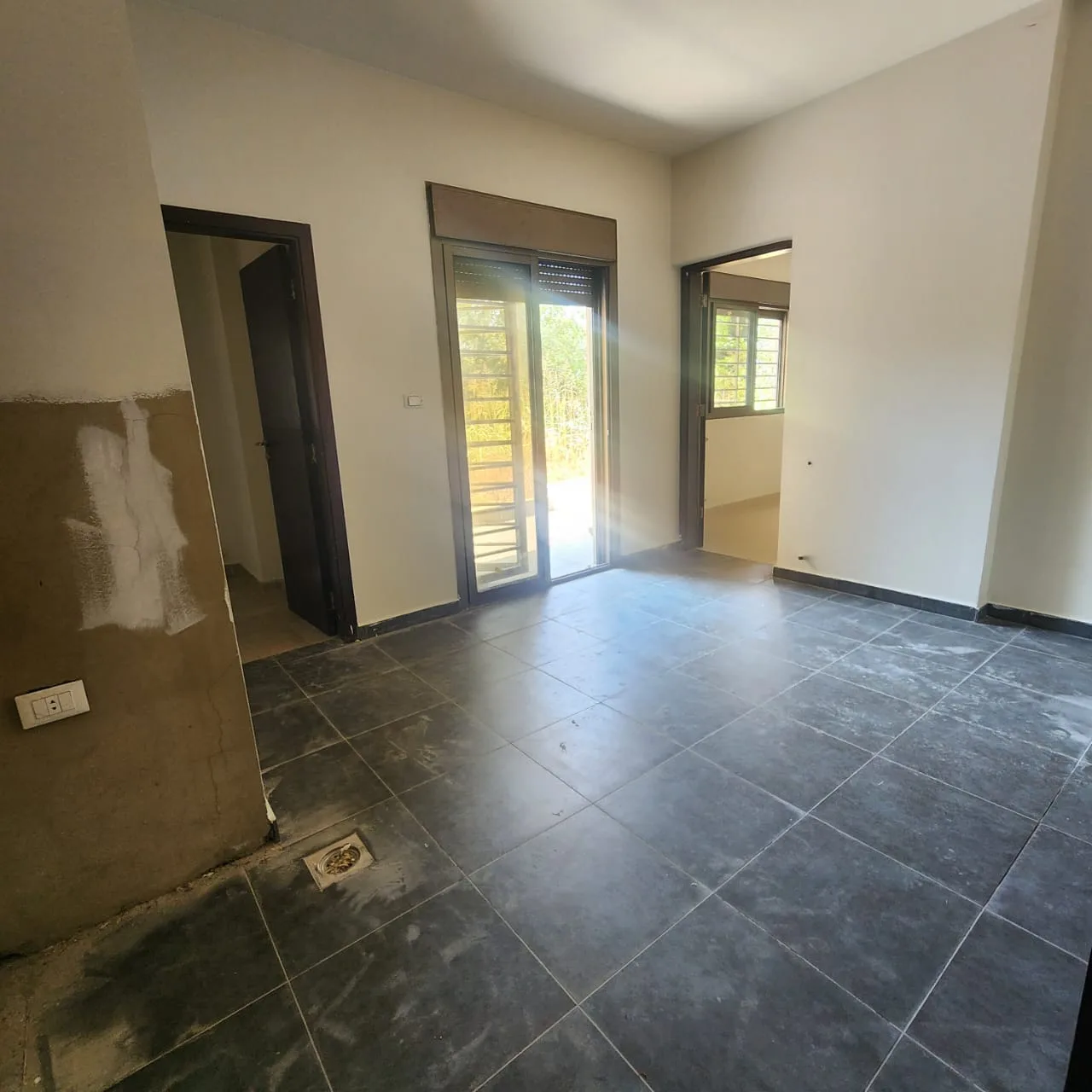 Sous Sol Apartment For Sale In Mansourieh — الصورة 2