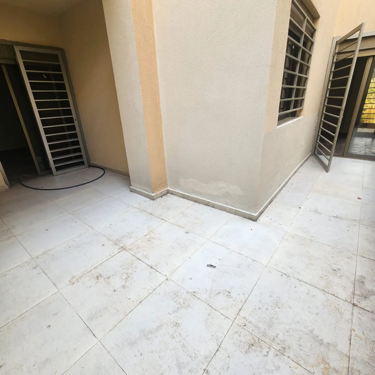 Sous Sol Apartment For Sale In Mansourieh — الصورة 5