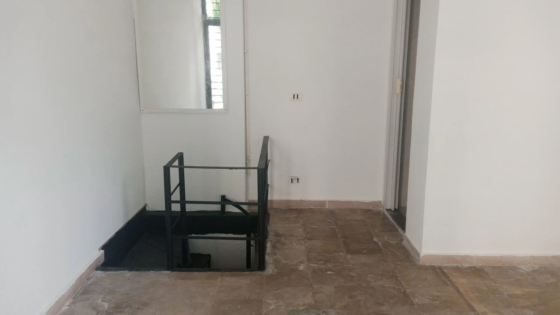Shop for Rent in Sioufi – Prime Location — الصورة 2