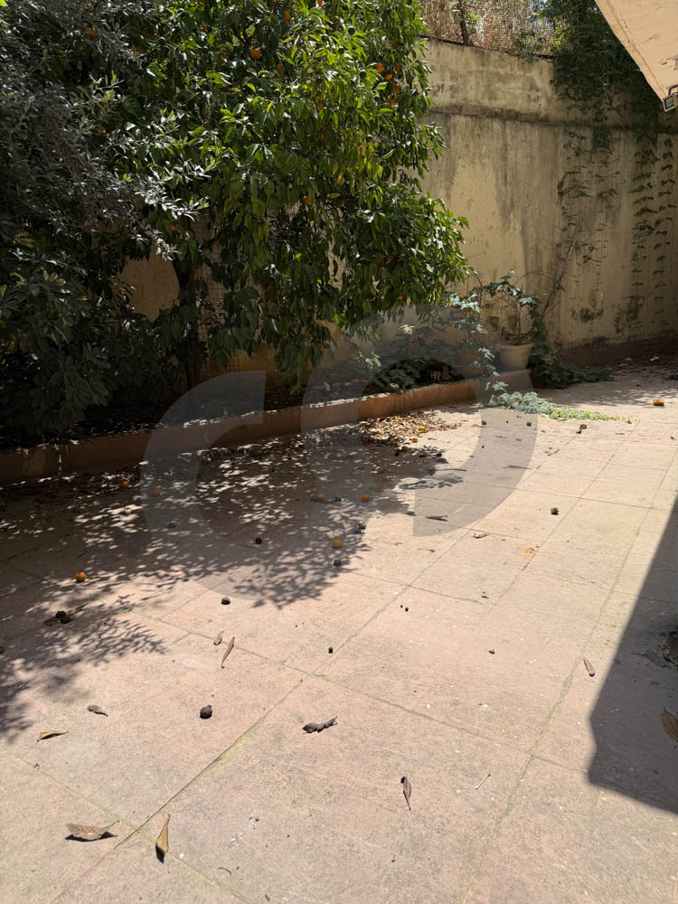 DEAD END NEIGHBORHOOD/SPACIOUS GARDEN/NEED FULL RENOVATION/Ras beirut,beirut — الصورة 2