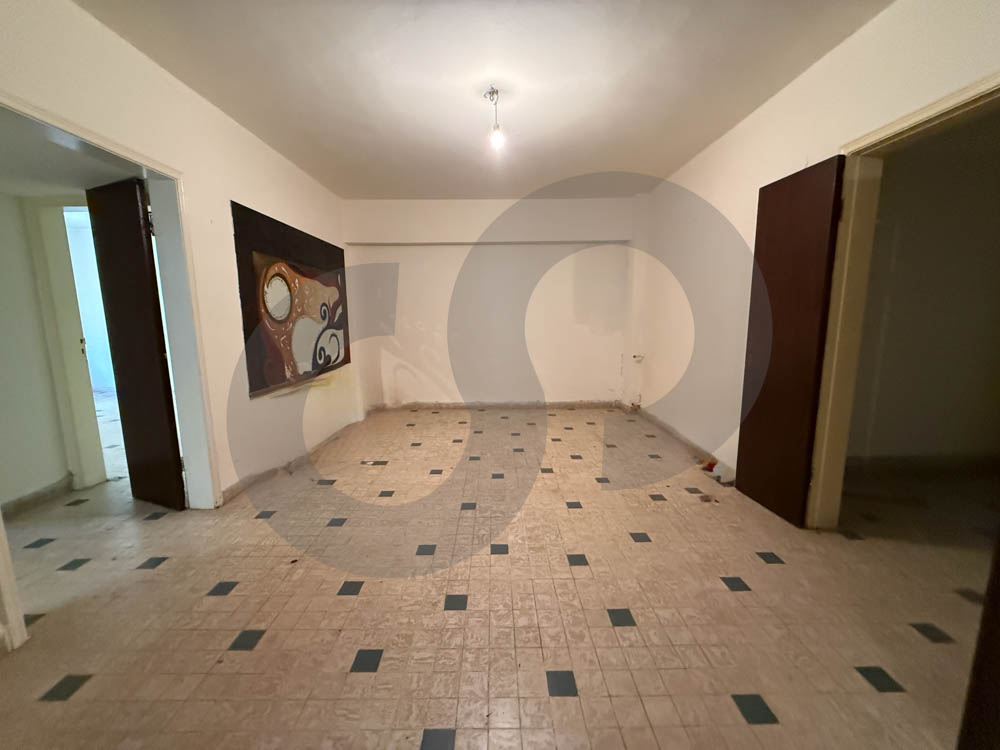 DEAD END NEIGHBORHOOD/SPACIOUS GARDEN/NEED FULL RENOVATION/Ras beirut,beirut — الصورة 3