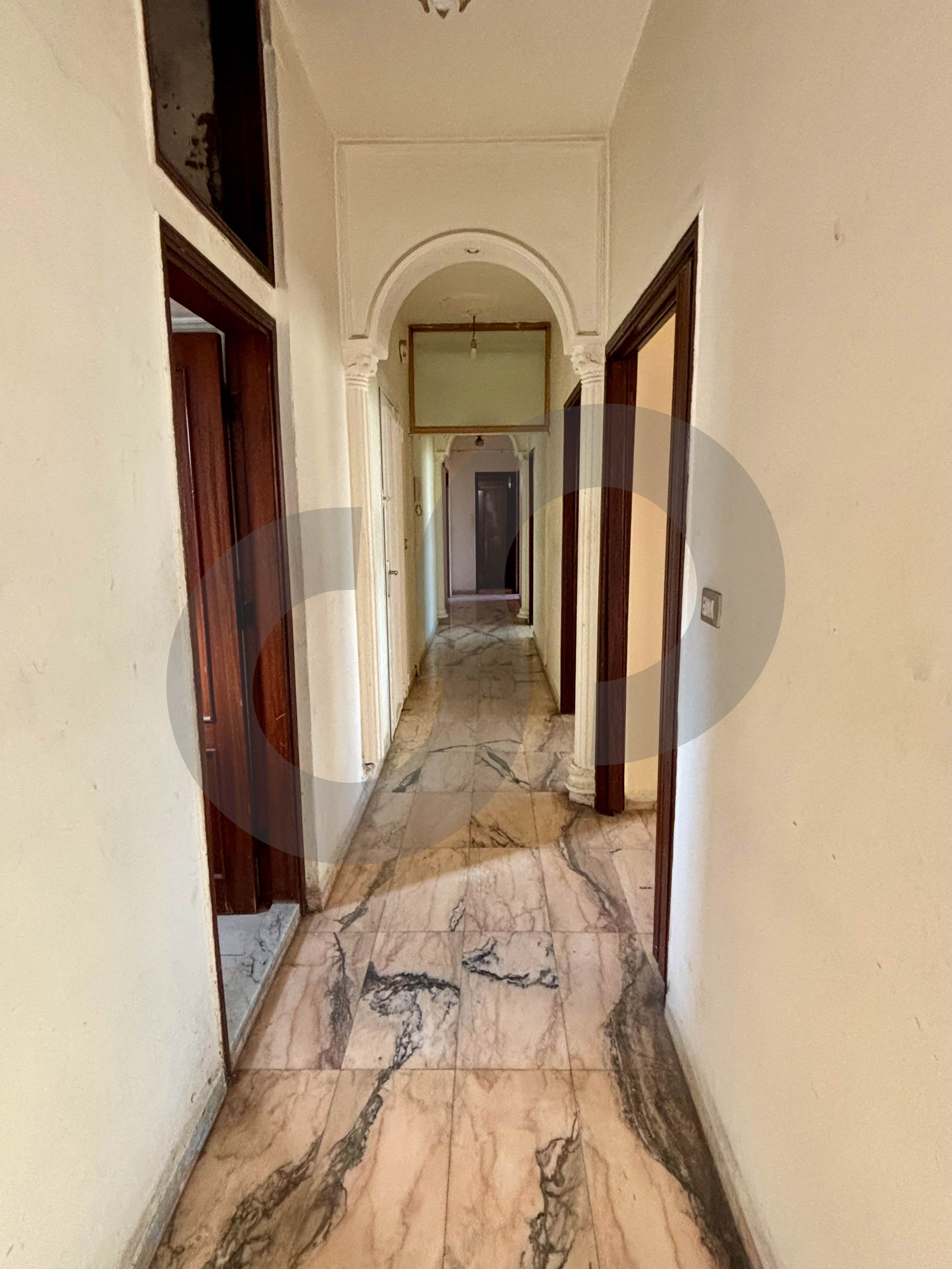 Prime Location- needs renovation - kaskas , BeirutREF#MD127512 — الصورة 2