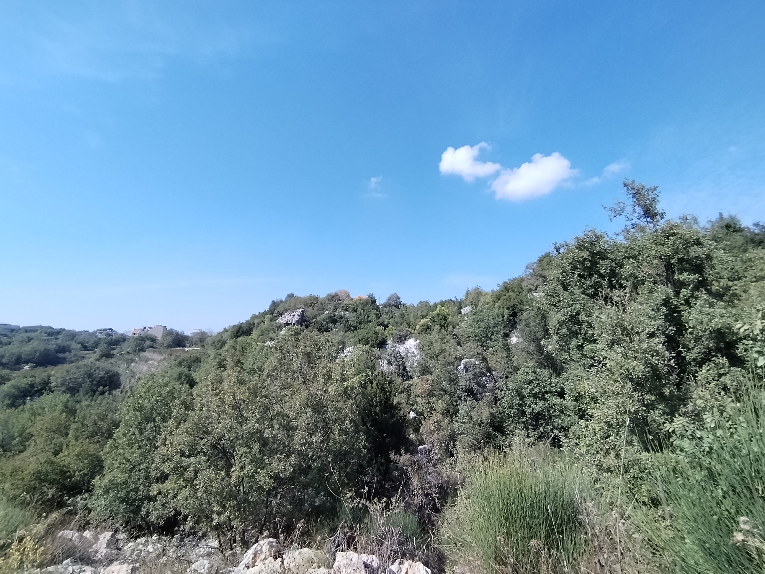 1690sqm Located in a calm area in Feitroun for Sale! — الصورة 2