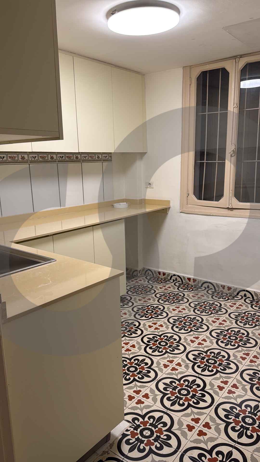 OFFICE/Close to saifi ,mar mkhayel — الصورة 2